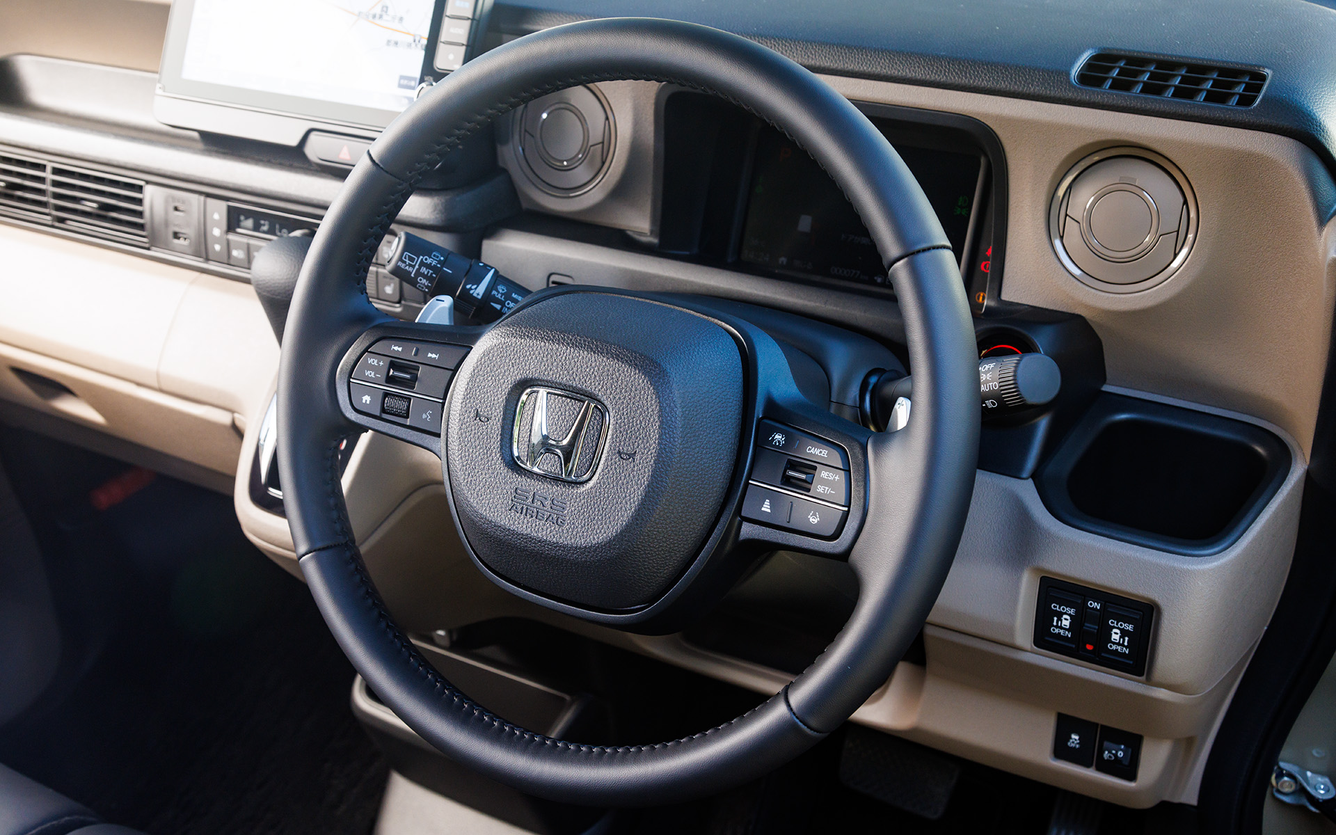 ステアリングは本革巻。パドルシフトも装備する