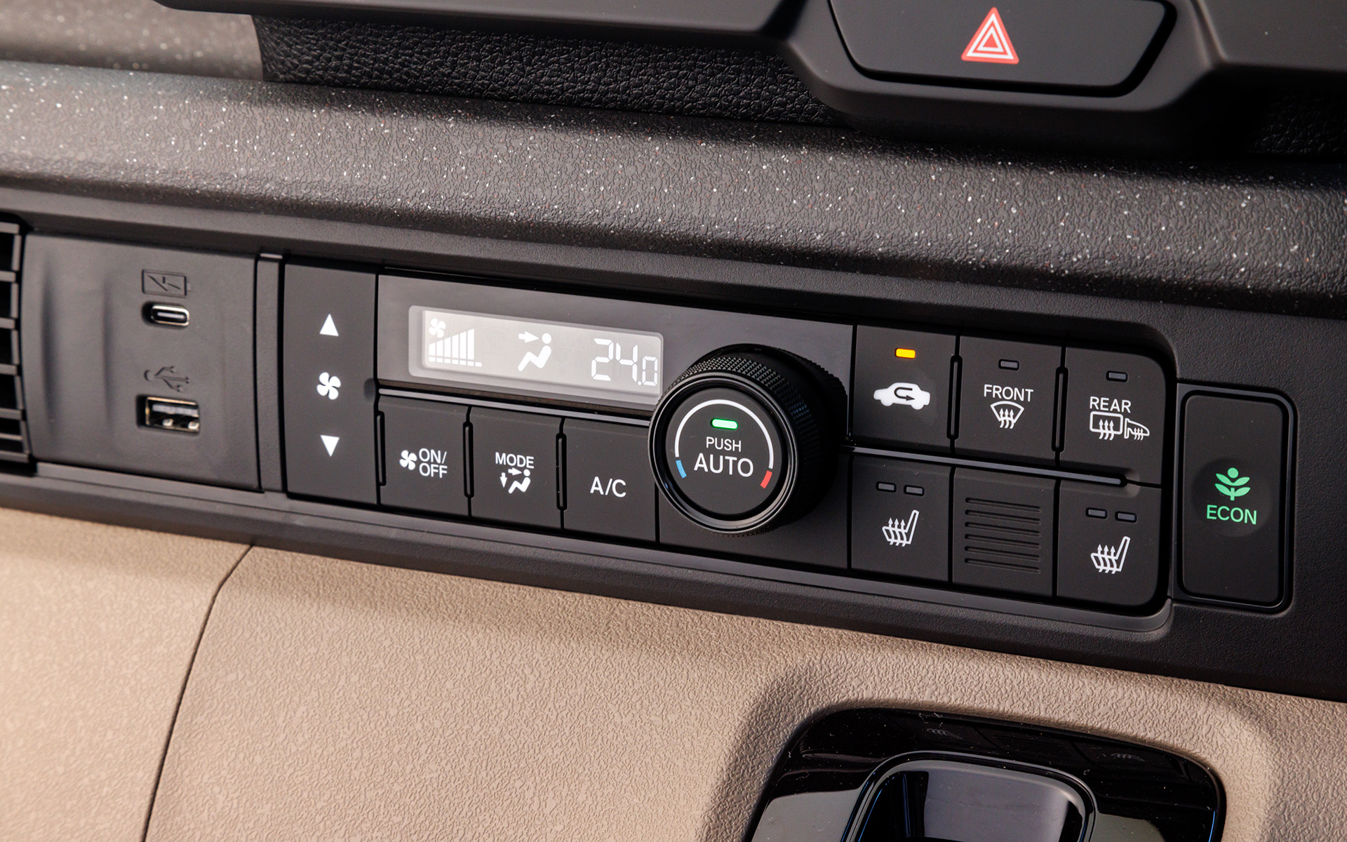 フルオートエアコンを装備。運転席＆助手席シートヒーターは標準装備