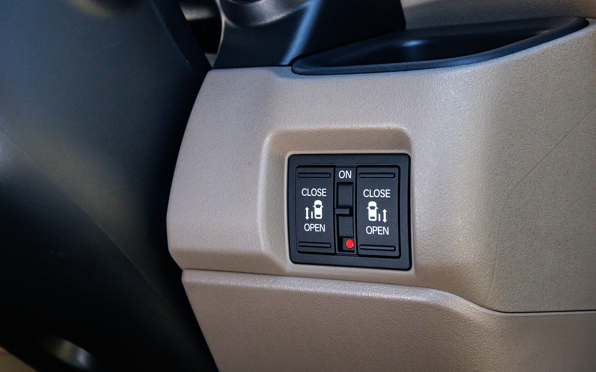 ターボエンジン車は両側パワースライドドアが標準となるようだ