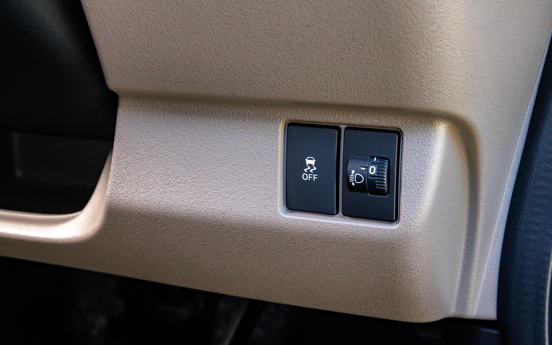 ステアリングコラム右側下部には手動式ヘッドライトレベライザーなど