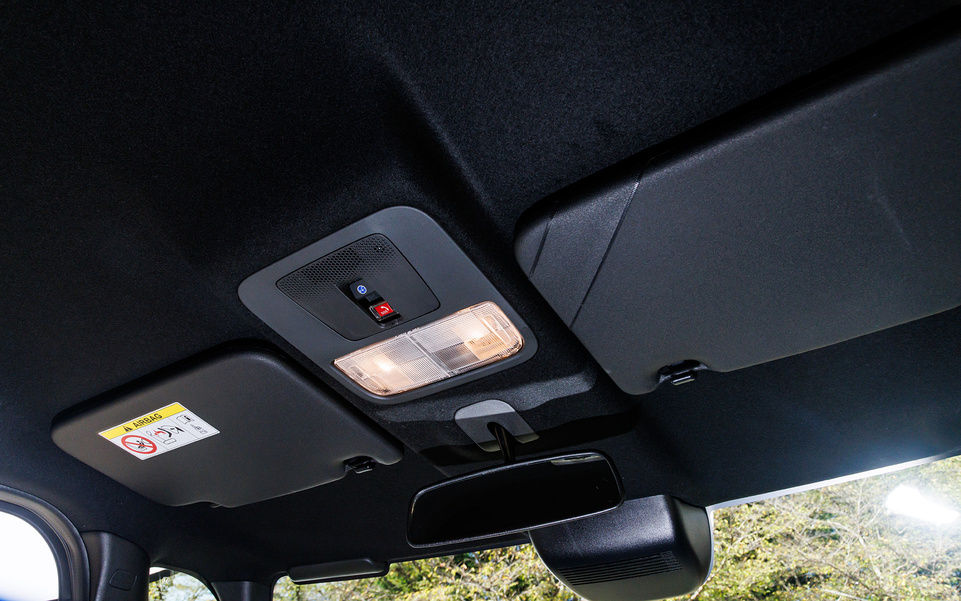 ルーフ中央にはマップランプなど