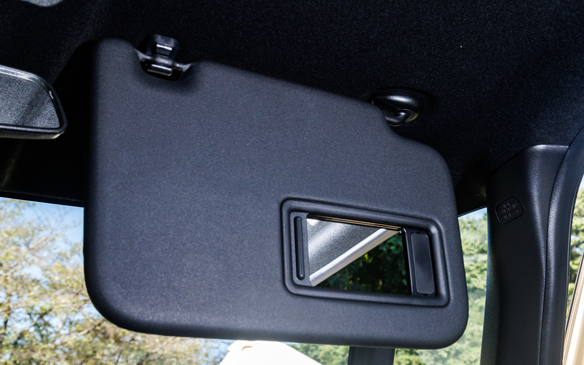 サンバイザー裏にはバニティミラーを用意