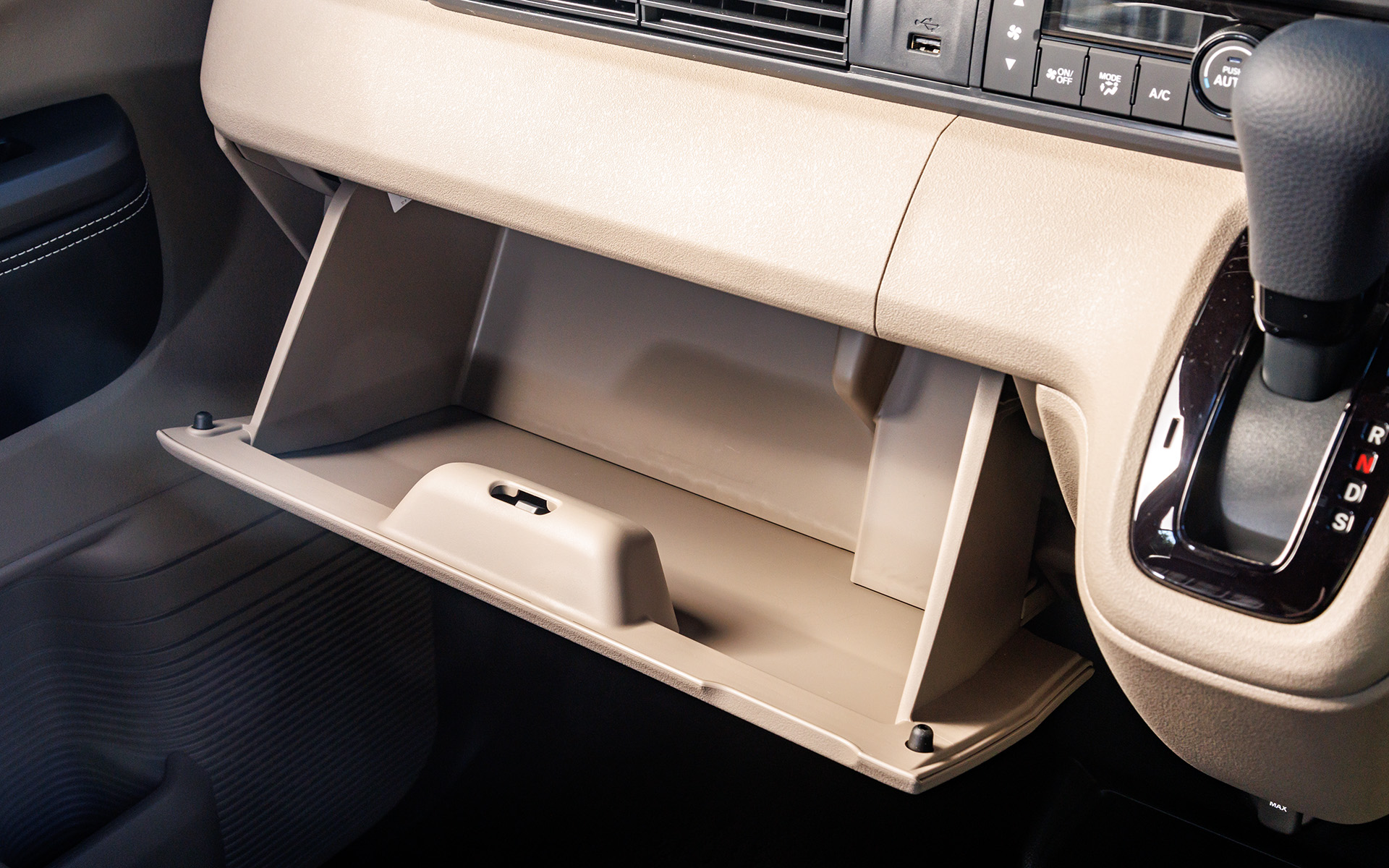 グローブボックス