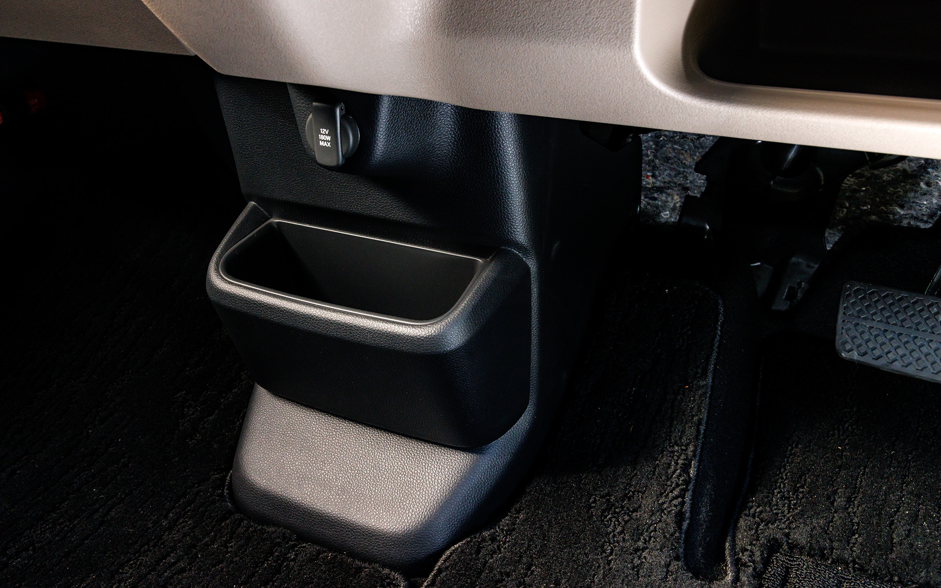 インパネ中央下部にDC12Vソケットと収納がある