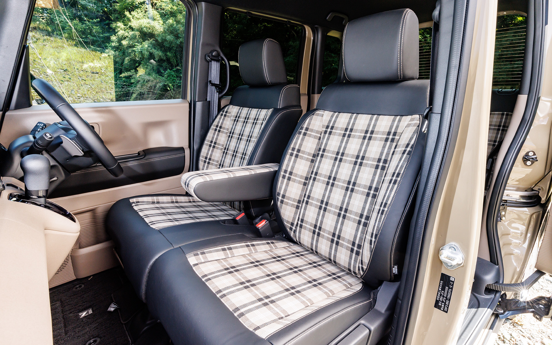 シートはベンチタイプで中央にアームレストを装備。表皮はチェック柄の部分がファブリック、それ以外がプライムスムースのコンビネーション