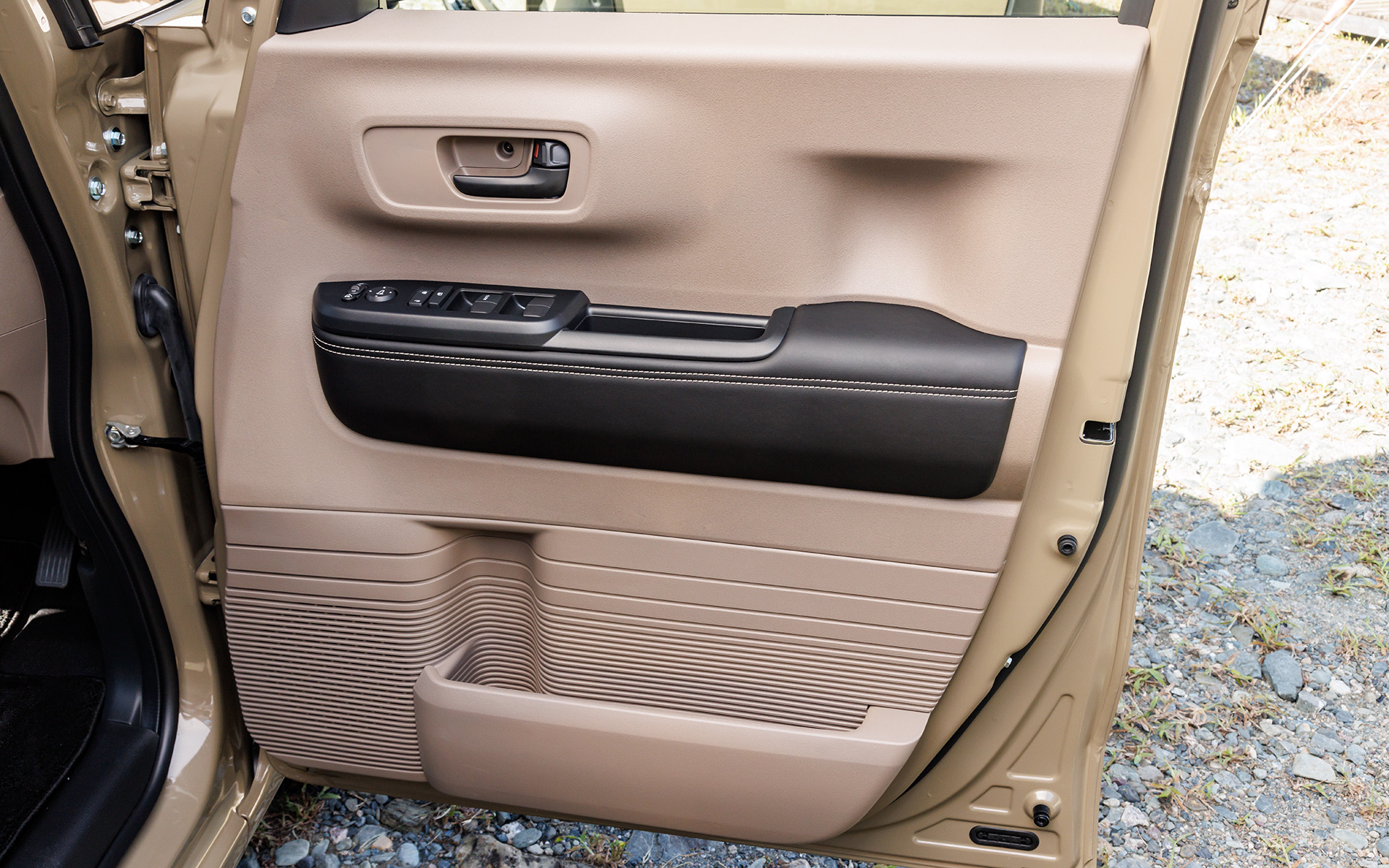 運転席ドアトリム。アームレスト部がシートと同じプライムスムースになる