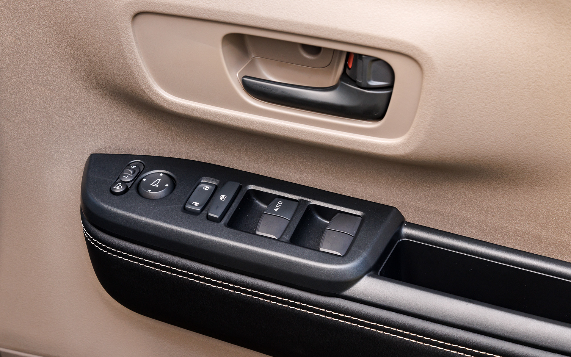 アームレストにはパワーウインドウスイッチなど