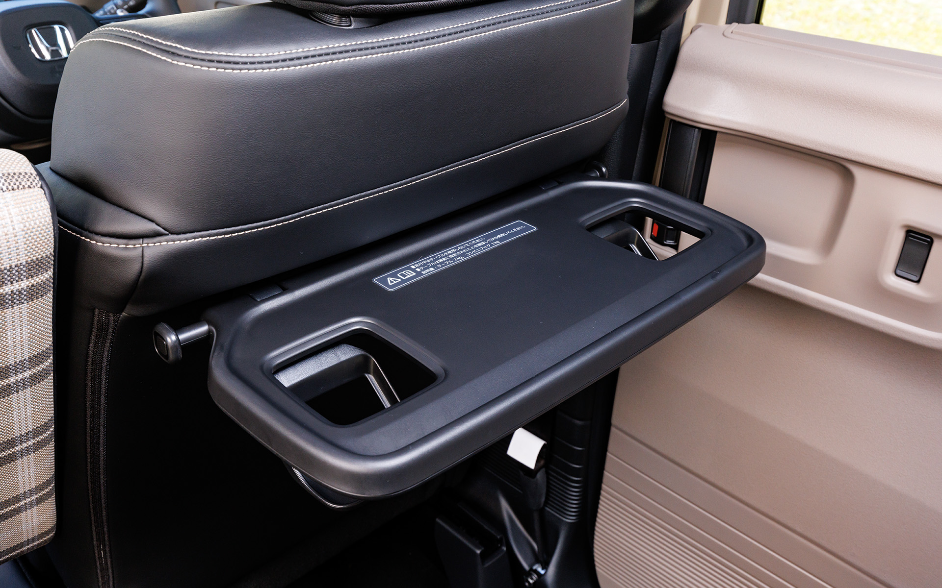 シートバックには折り畳み式のテーブルを装備