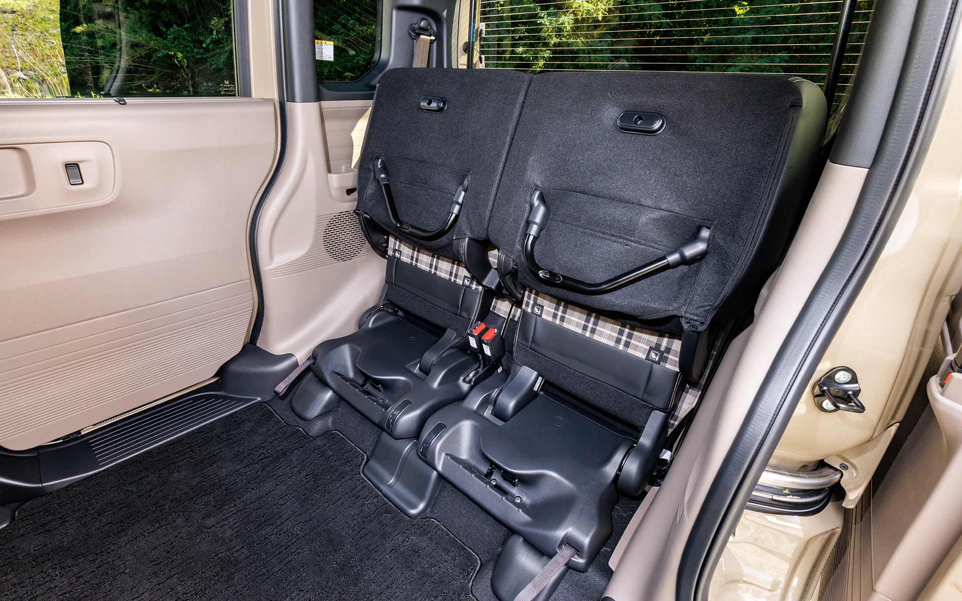 座面はチップアップできる