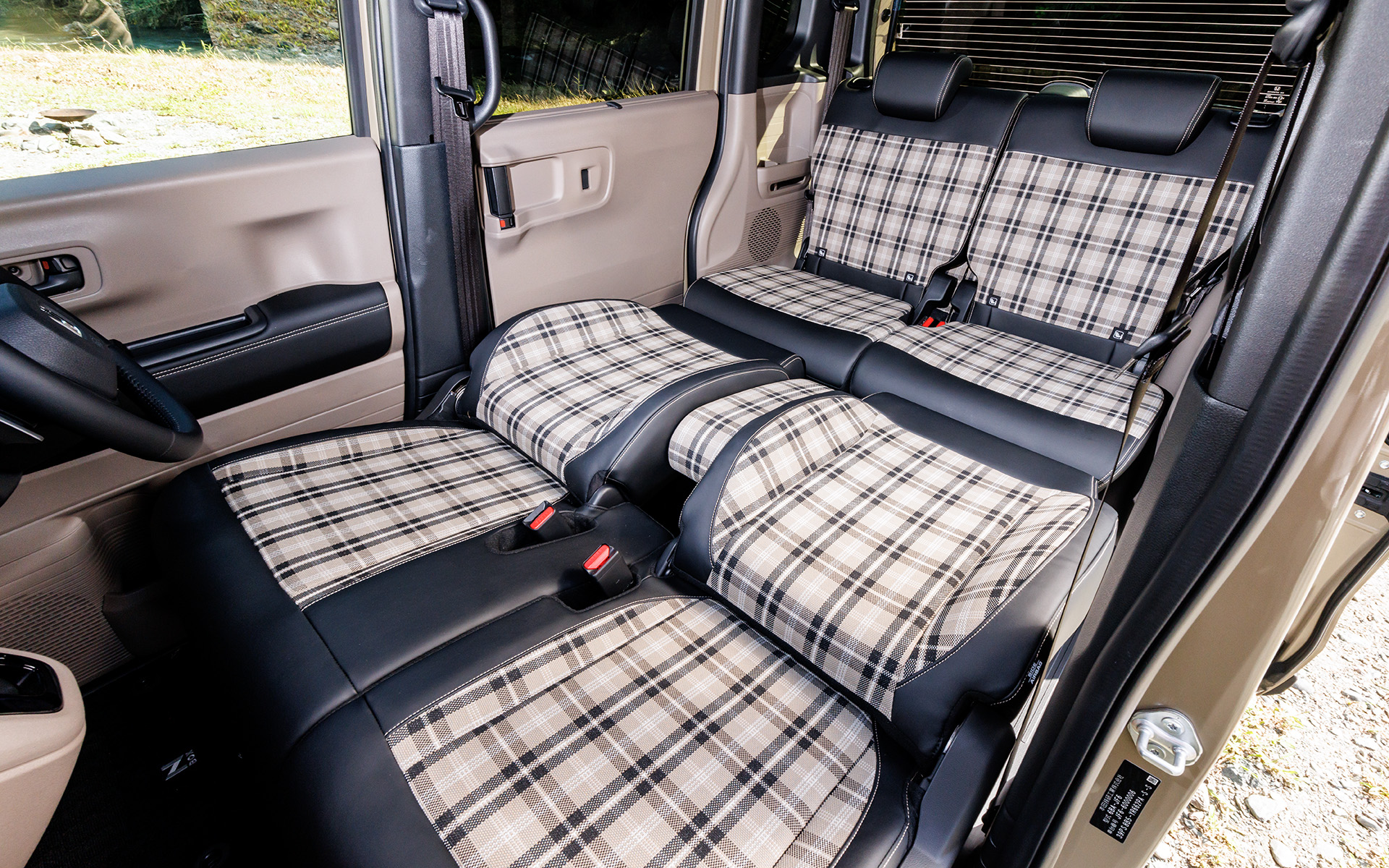 前席を倒せばセミフラットも可能