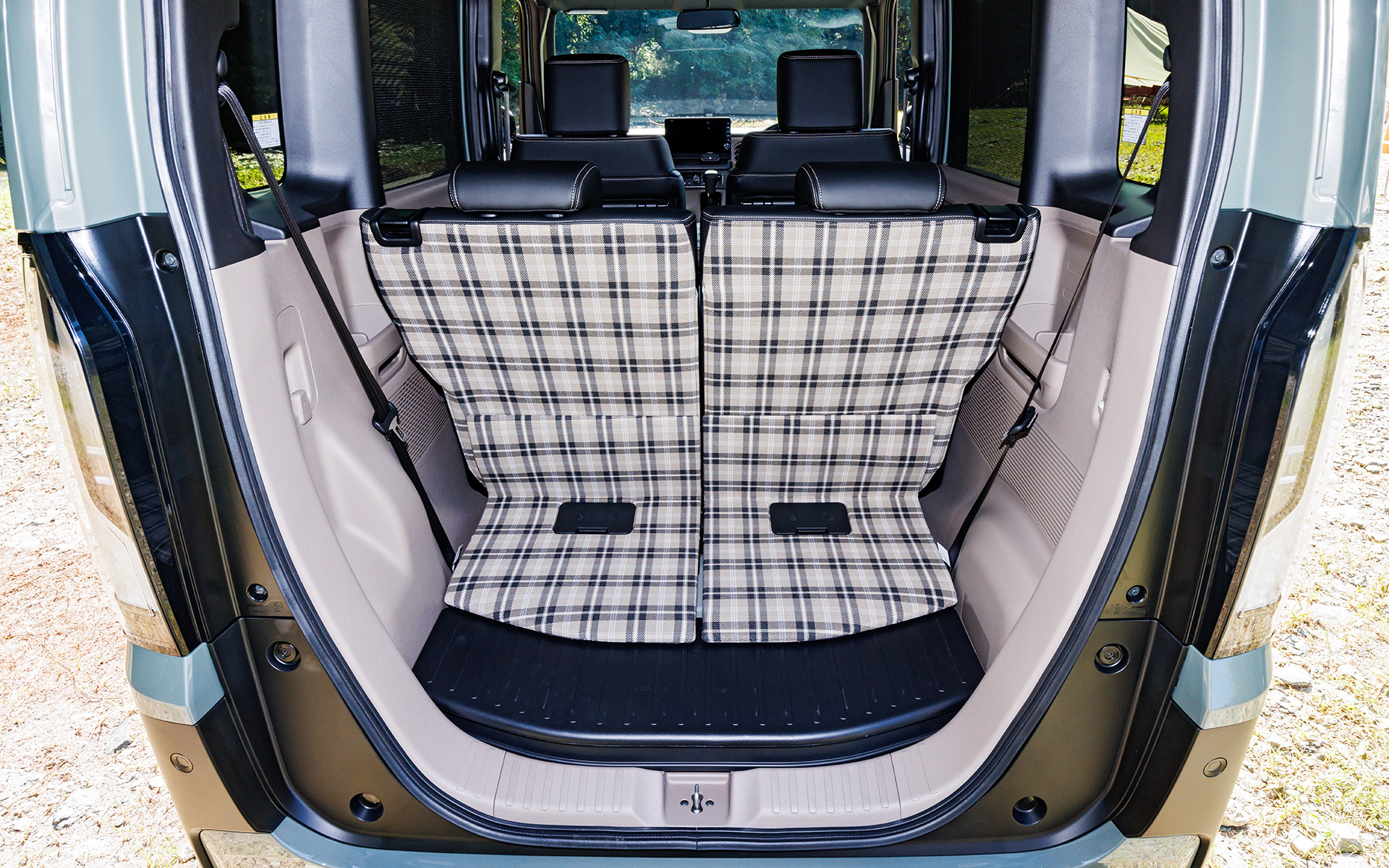 ラゲッジスペース。シートバックにもチェック柄のファブリックが貼られる。シートバックは日本初の「成形同時接着」を採用。織物表皮と基材を成形時にまとめて仕上げている