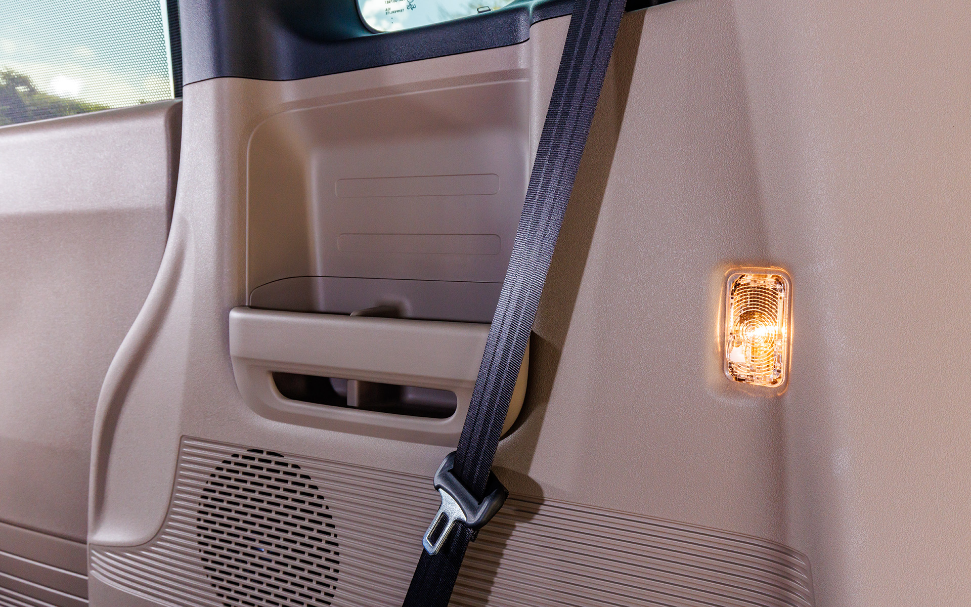 ラゲッジ部には照明を用意。新たにON/OFFできるスイッチが搭載された