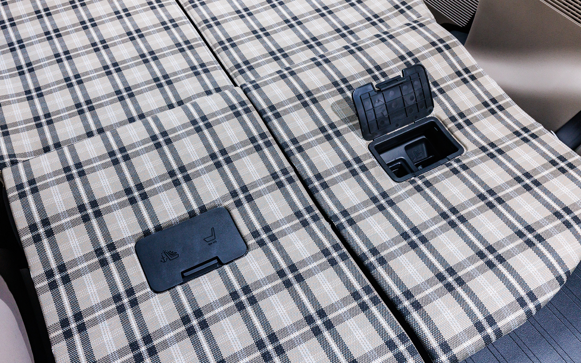 前倒ししたままスライドできるようにレバー部にアクセス可能なフタが用意されている