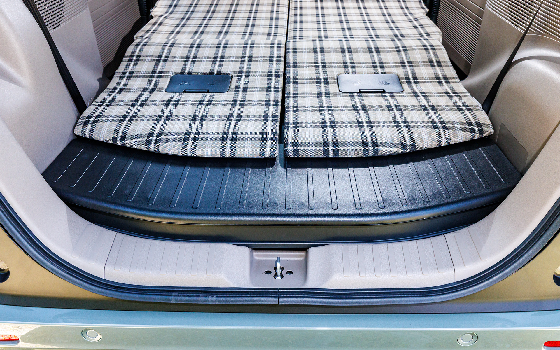 フロア後端を標準車より80mmアップすることでフラット化を実現