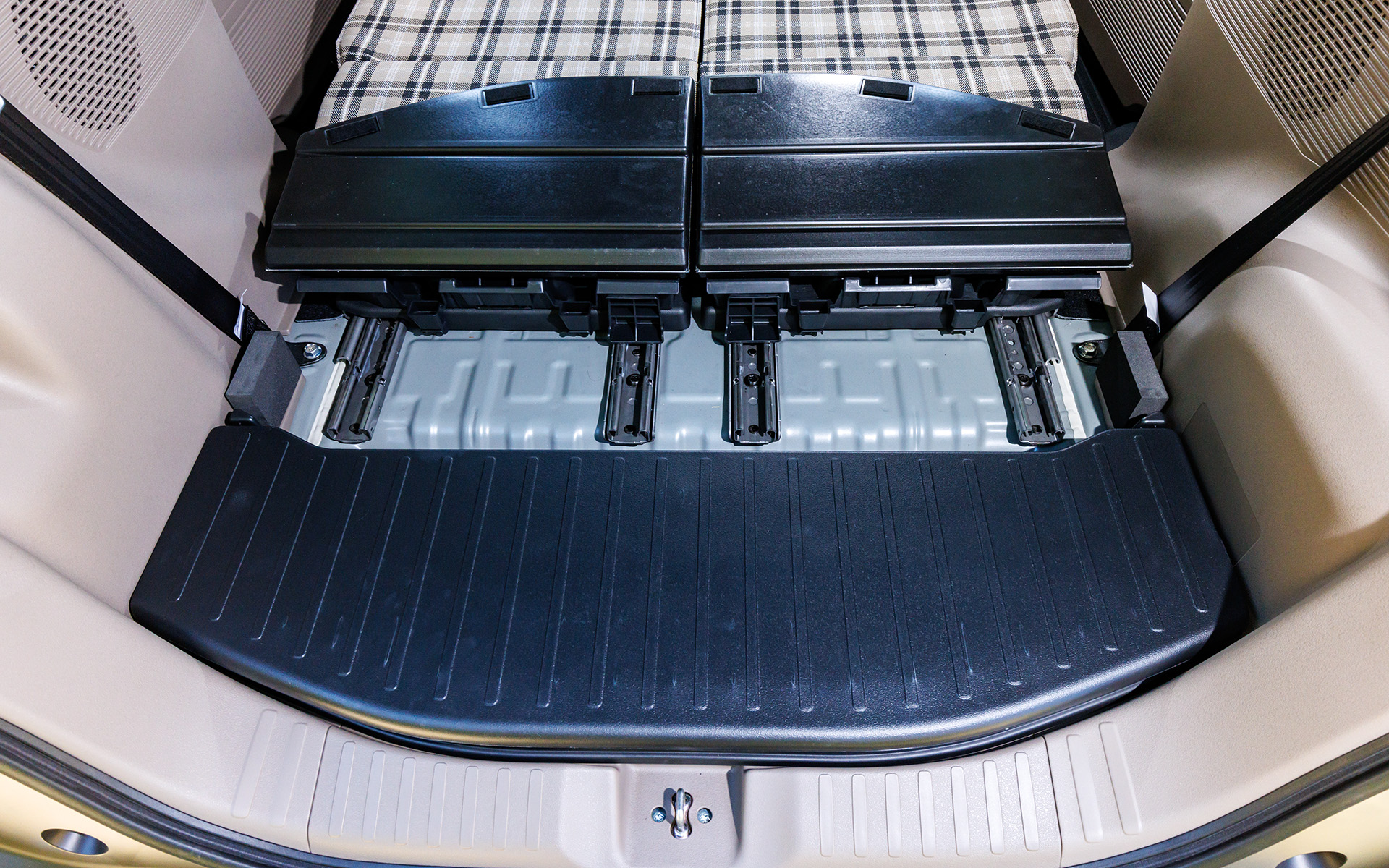 後部にはフロアアンダーボックスを装備