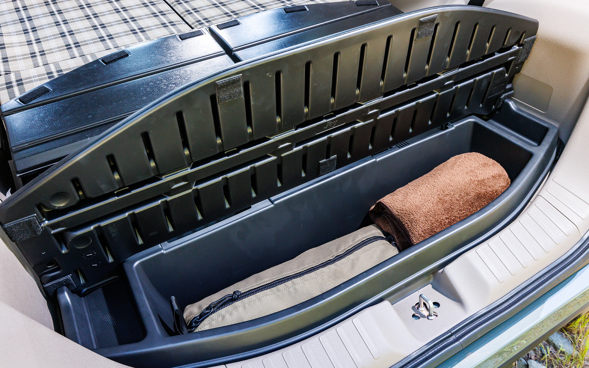 深さがあるのでコンパクトな椅子やテントなども収納可能