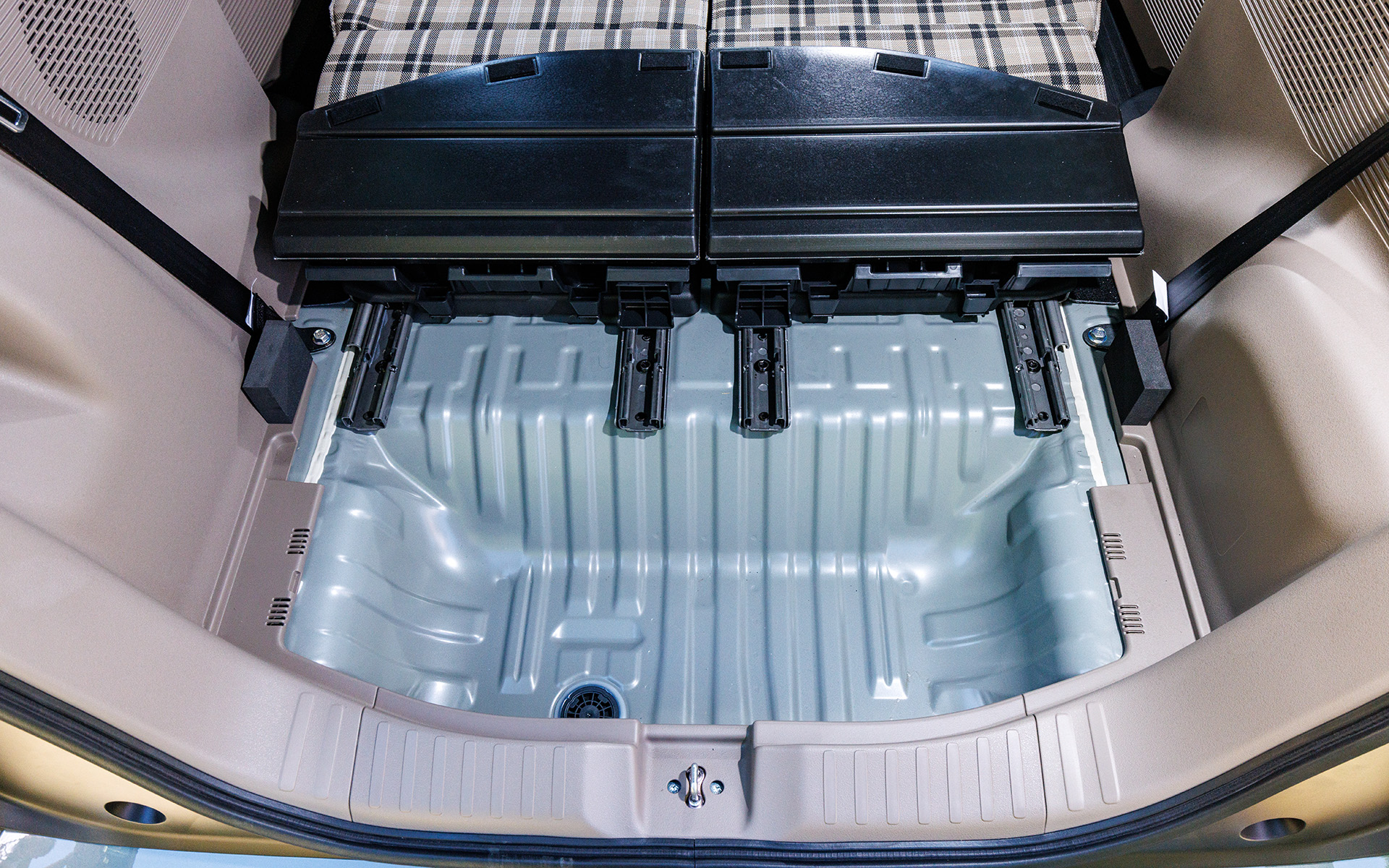 フロアボックスは取り外しでき、水洗いできる