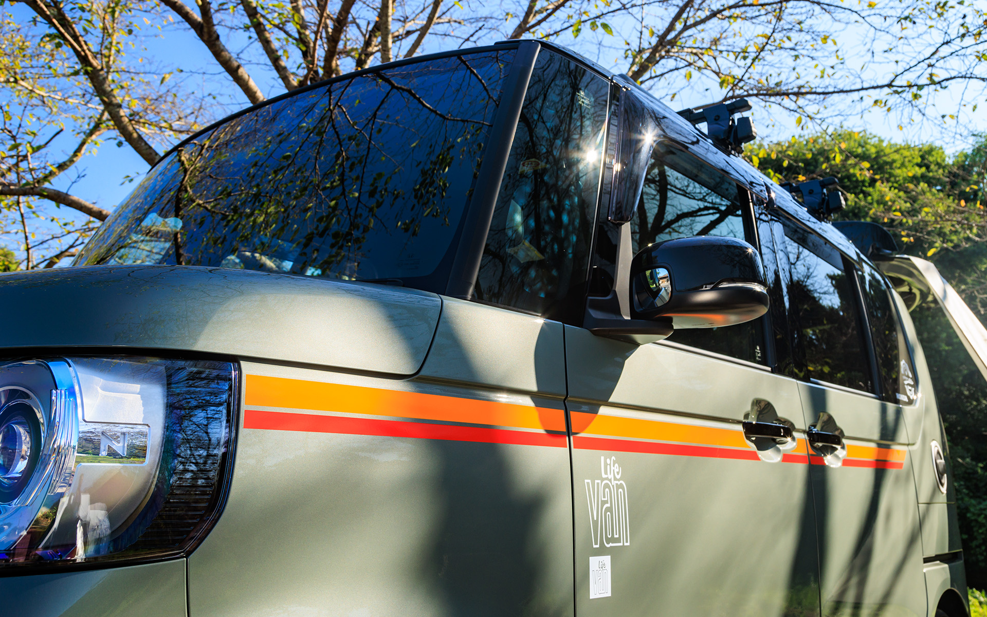 1972年に発売された「STEP VAN（ステップバン）」に設定していたオレンジのストライプを復刻