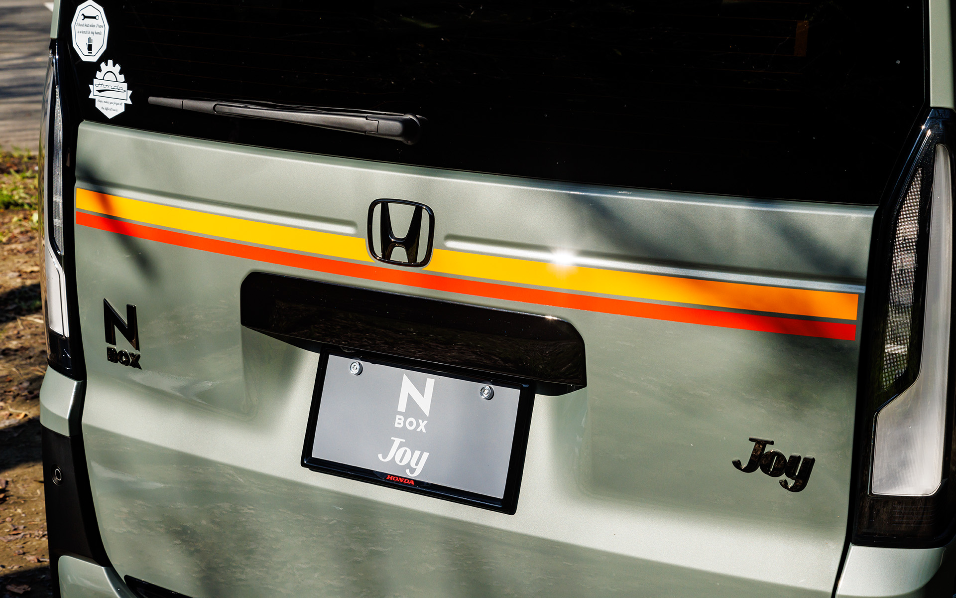 1972年に発売された「STEP VAN（ステップバン）」に設定していたオレンジのストライプを復刻