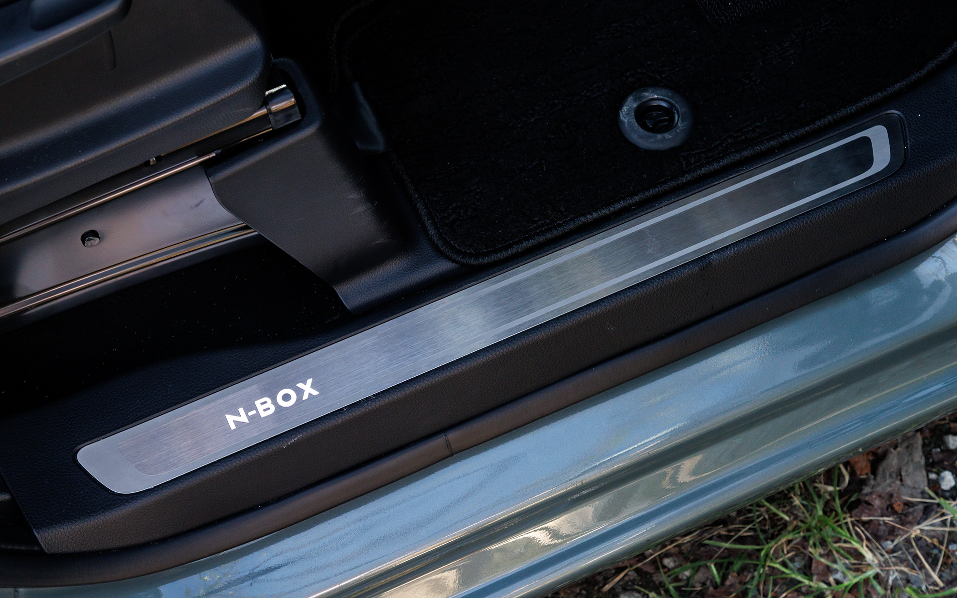 ロゴが光るサイドステップガーニッシュ