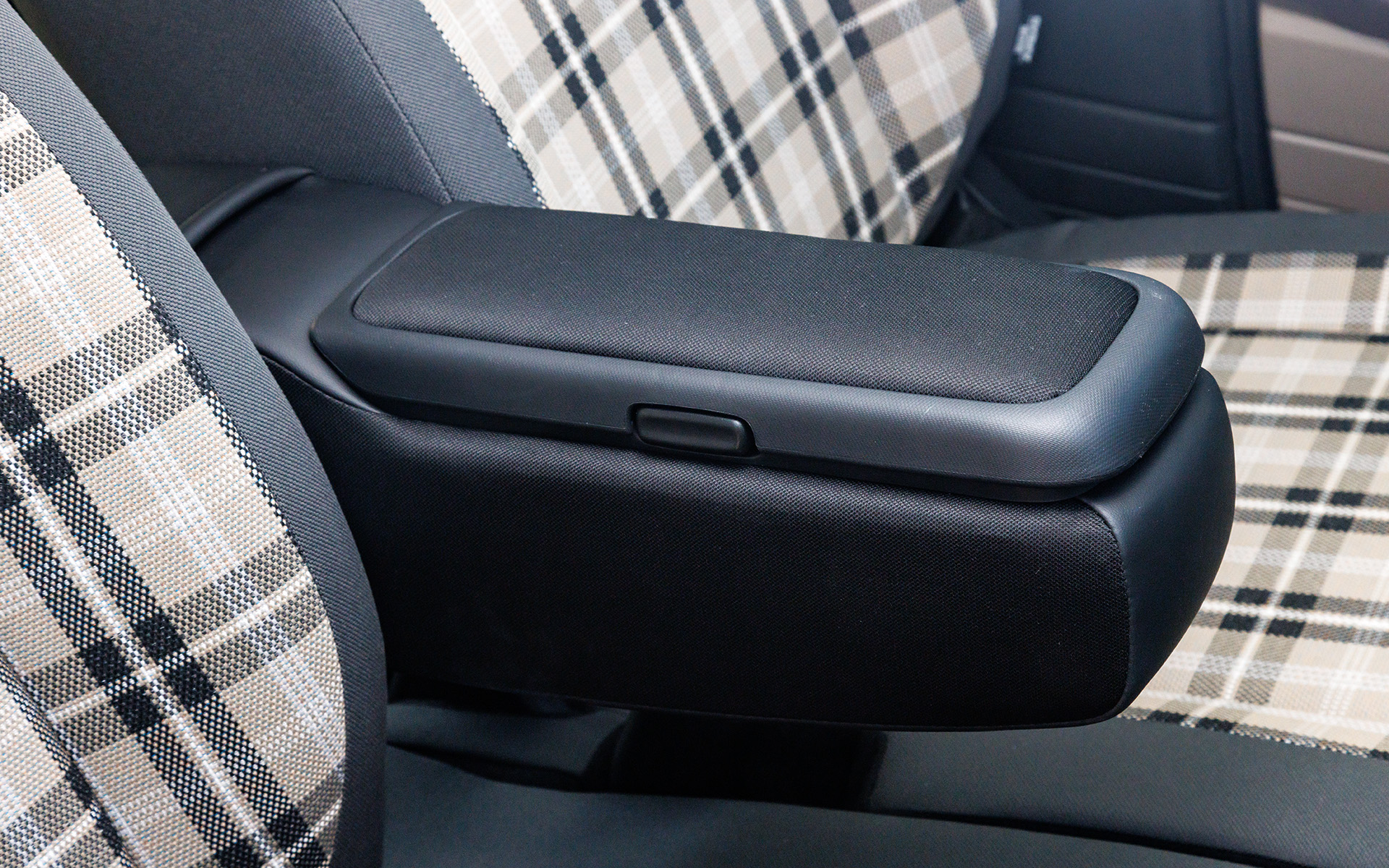 フタ付き収納を備えたアームレストコンソール