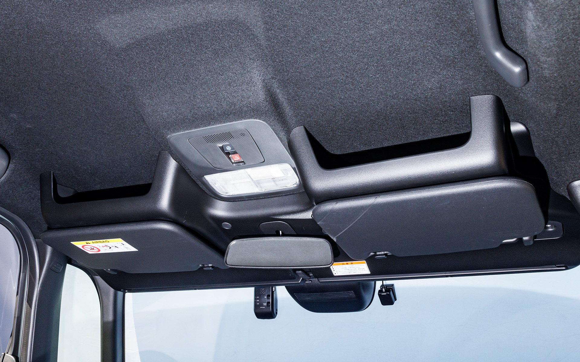 ワンアクションで簡単にサンシェードが引き出せるサンシェード内蔵大型ルーフコンソール