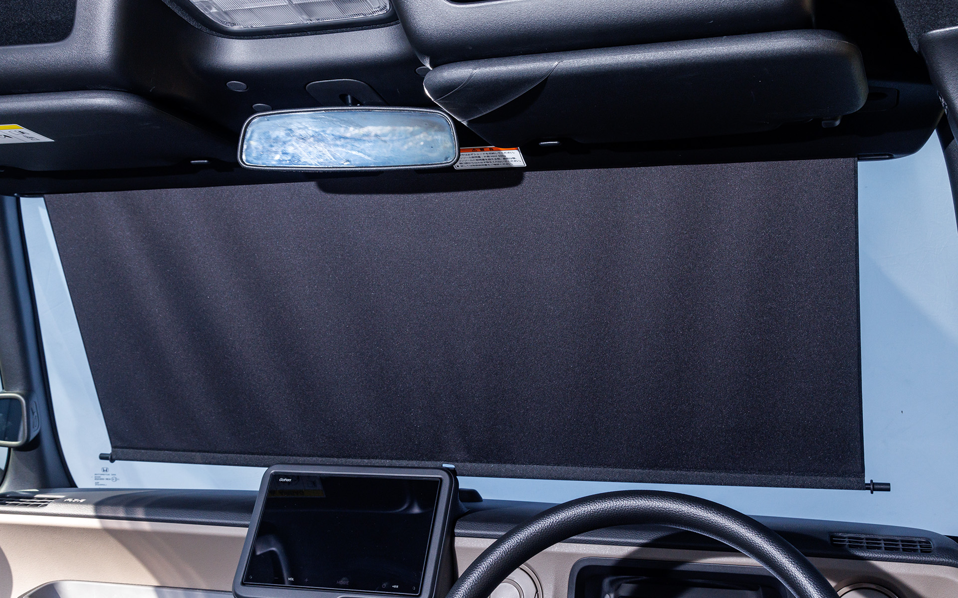 ワンアクションで簡単にサンシェードが引き出せるサンシェード内蔵大型ルーフコンソール