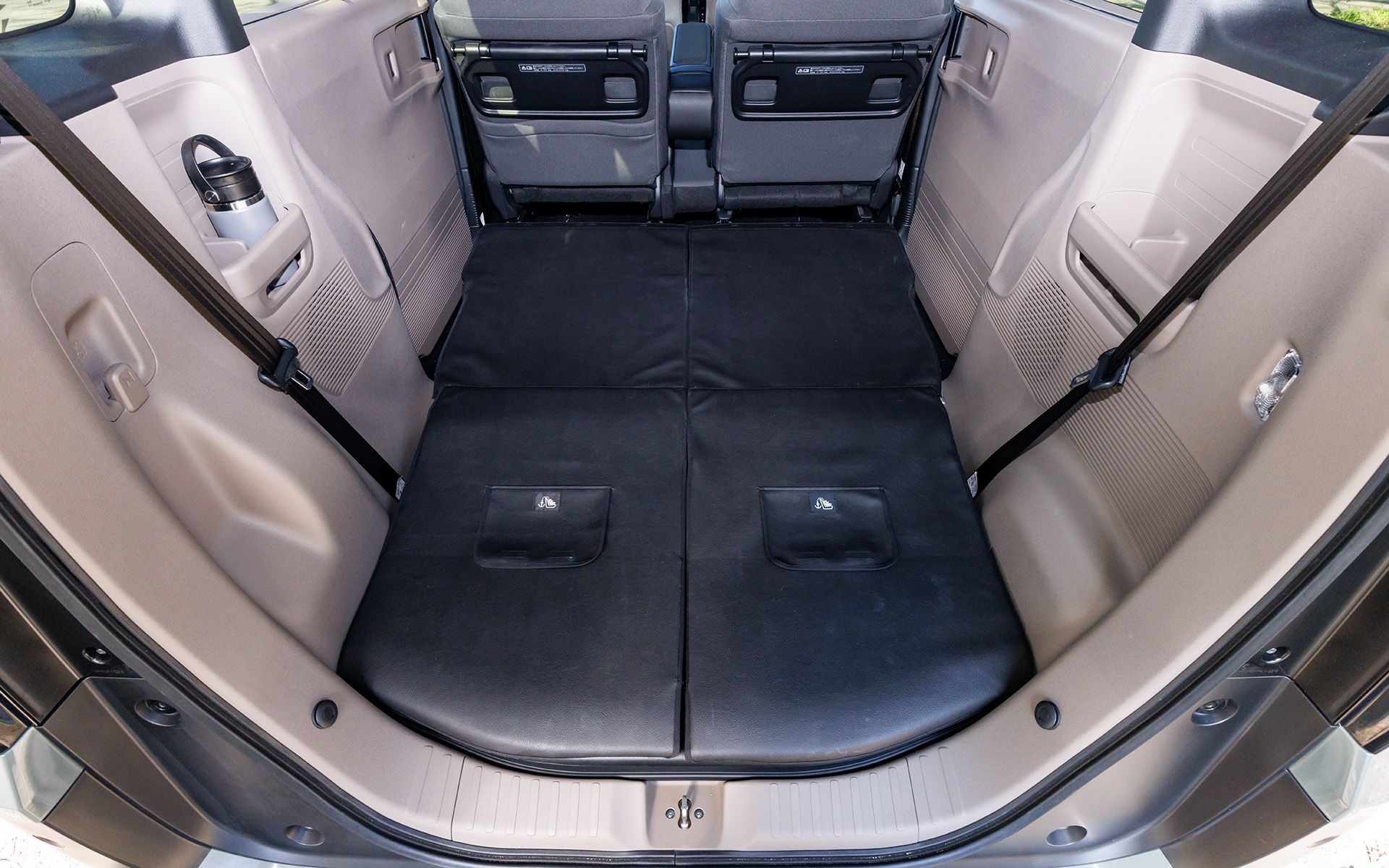 表皮や内装をキズや汚れから守ってくれるカーゴライナー