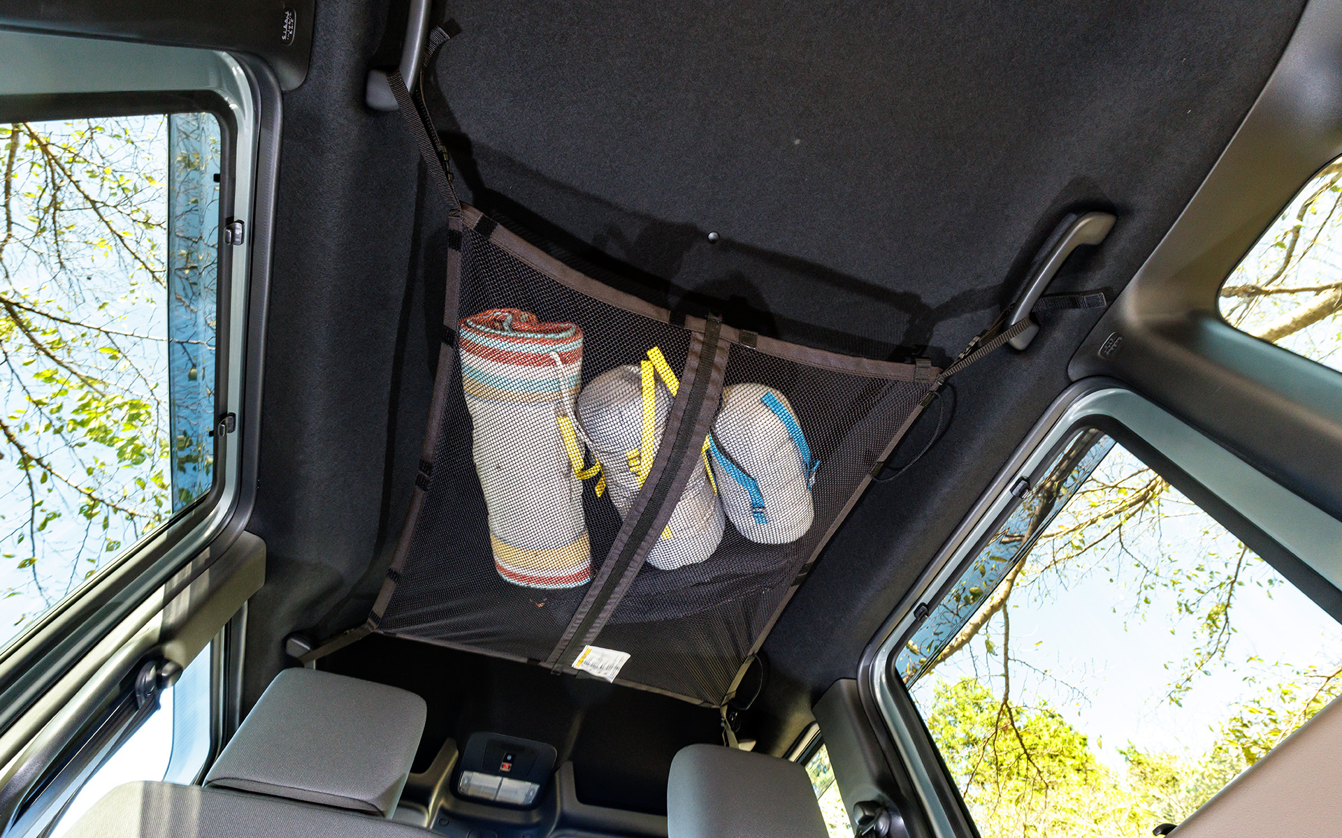 ルーフだけでなくラゲッジスペースでも使えるユーティリティネット