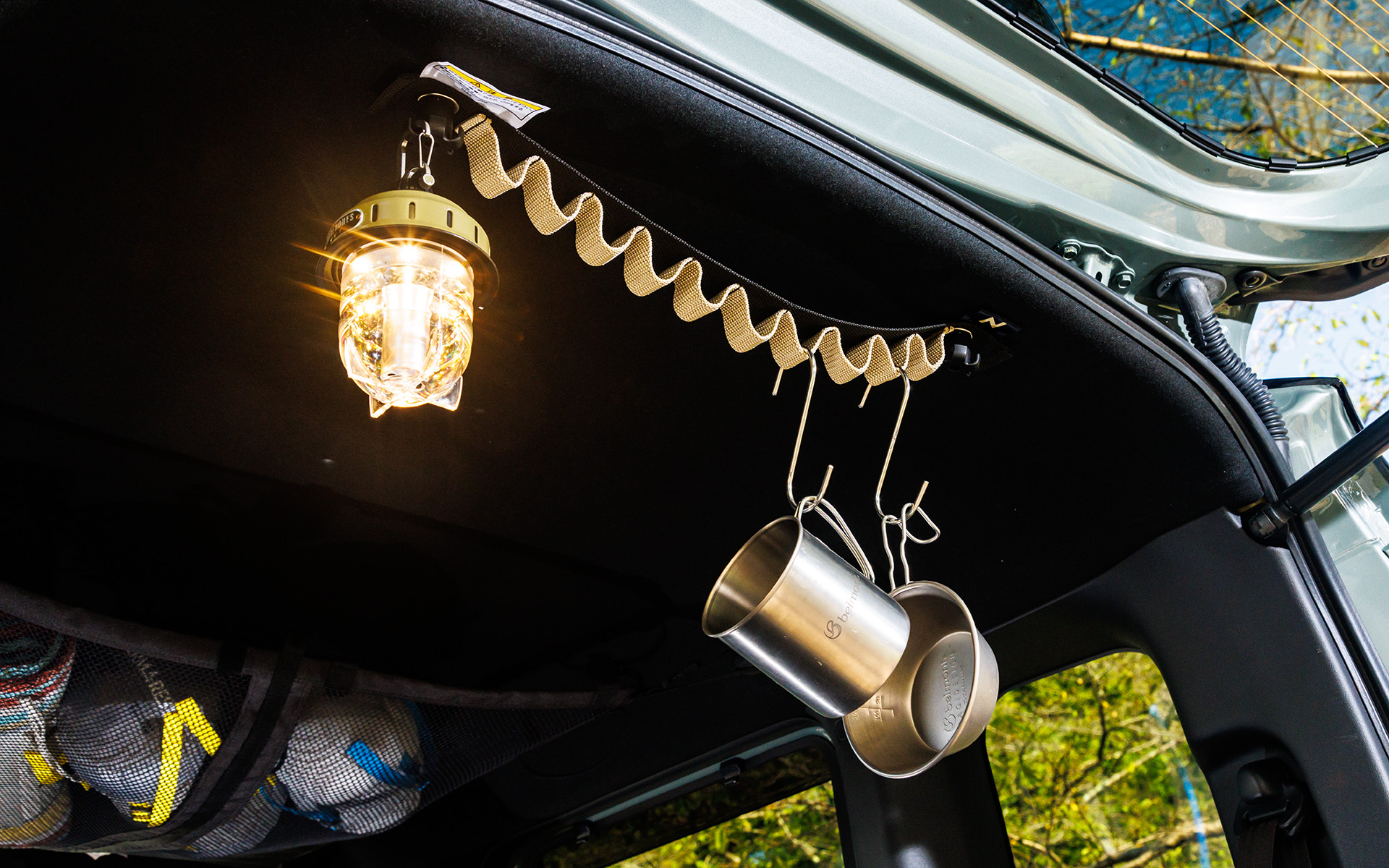 小物をつるしておけるルーフユーティリティフック。耐荷重は1kgまで