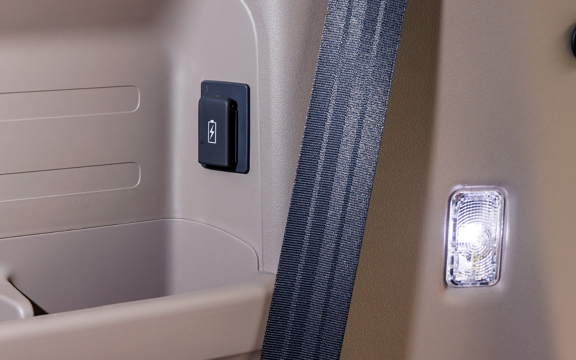 後席用のソケットを増設できるUSBチャージャー。LEDルームランプはフロントマップランプ用、ルーフランプ用、リアルームランプ用を用意