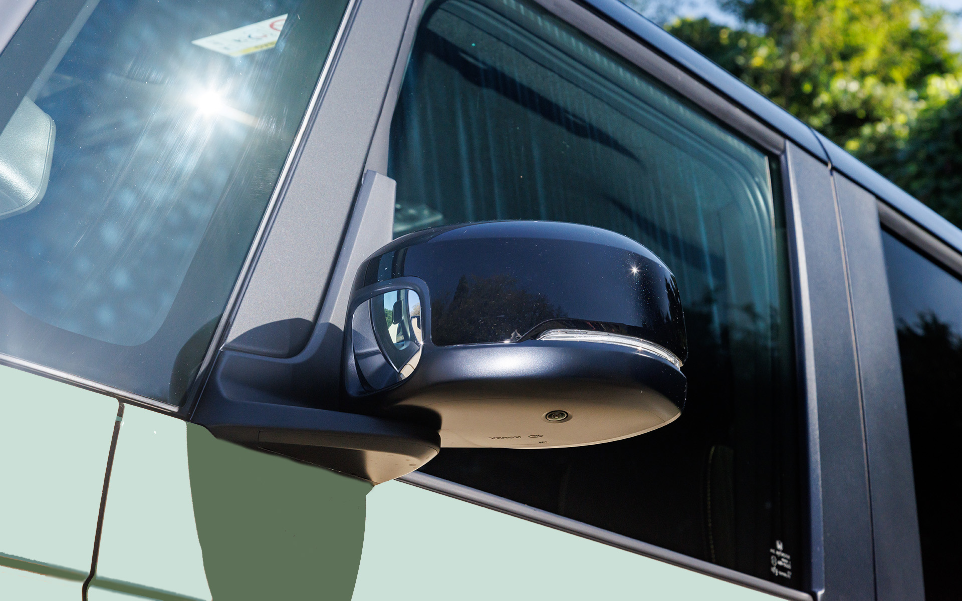 ドアミラーハウジングやドアハンドルはブラックを採用