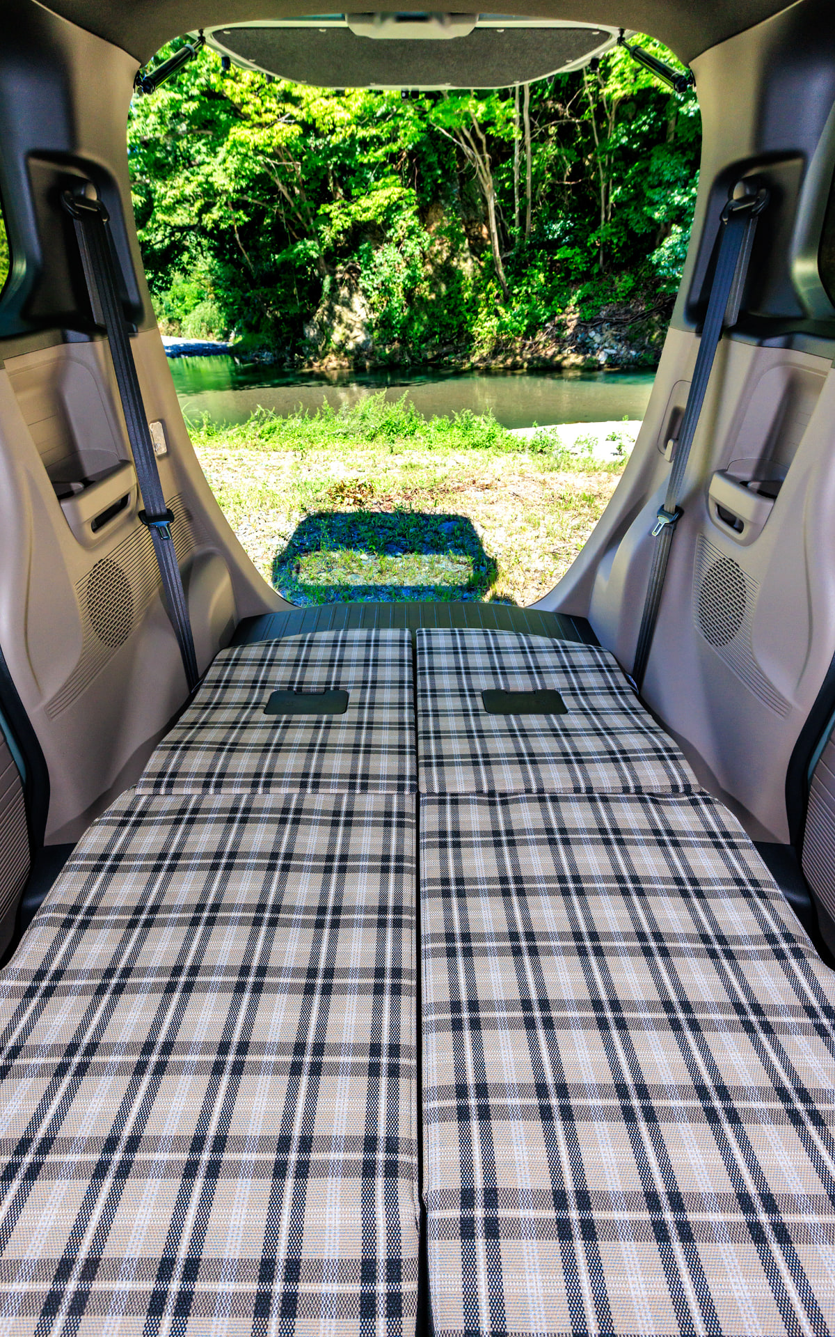 リアシートの座面を前倒しすると「ふらっとテラス」と名付けられたスペースに