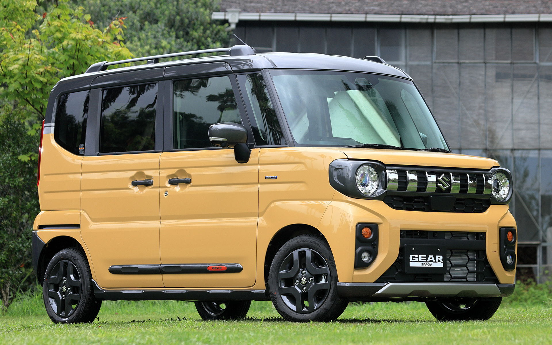 撮影車両はHYBRID XZターボ。ボディカラーはミモザイエローパールメタリック ガンメタリック2トーンルーフ。先代モデルにもイエロー系の「アクティブイエロー」が設定されていたがそれより彩度を抑えた淡い色合いとなった。ボディサイズは3395×1475×1800mm（全長×全幅×全高）