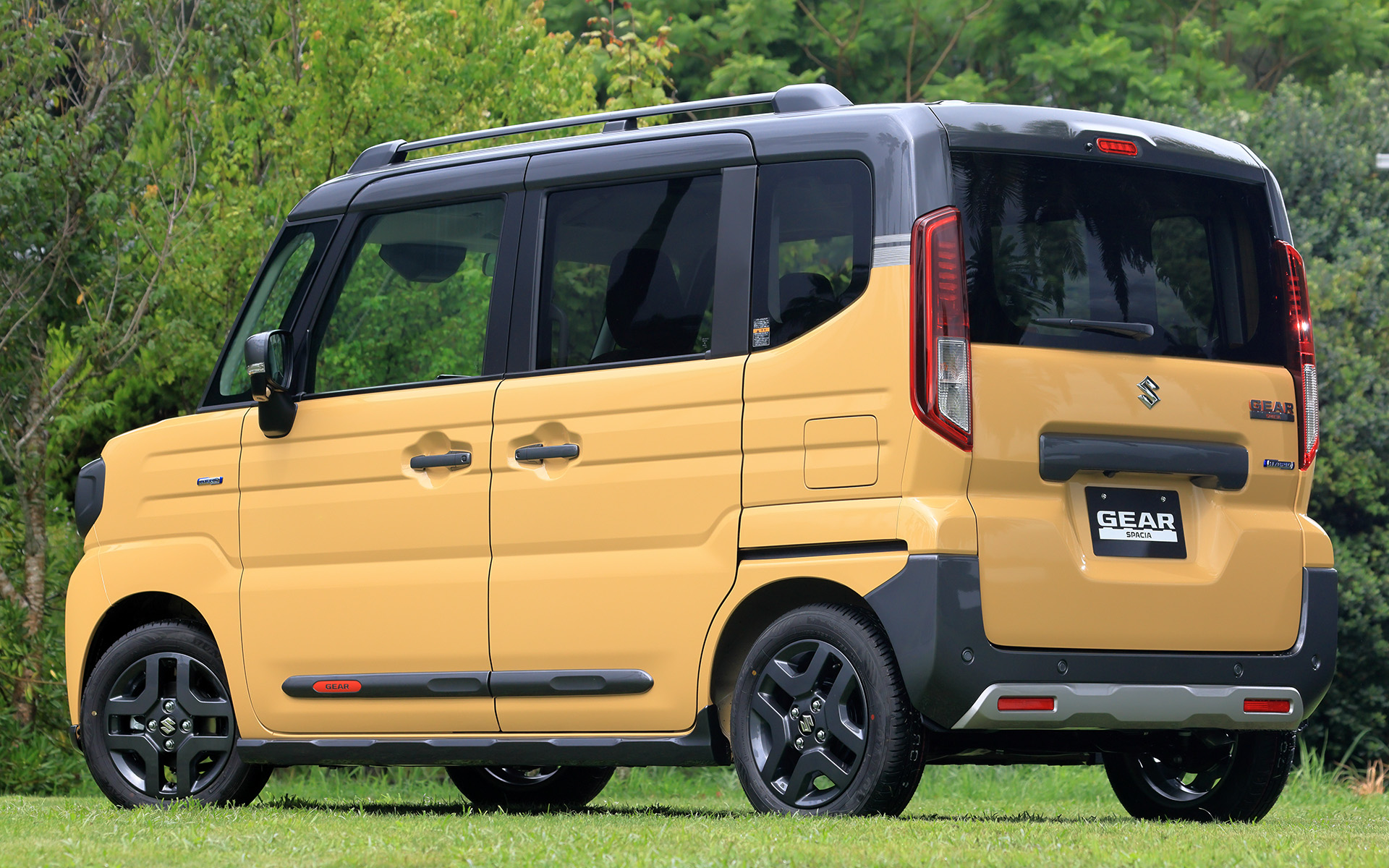 撮影車両はHYBRID XZターボ。ボディカラーはミモザイエローパールメタリック ガンメタリック2トーンルーフ。先代モデルにもイエロー系の「アクティブイエロー」が設定されていたがそれより彩度を抑えた淡い色合いとなった。ボディサイズは3395×1475×1800mm（全長×全幅×全高）