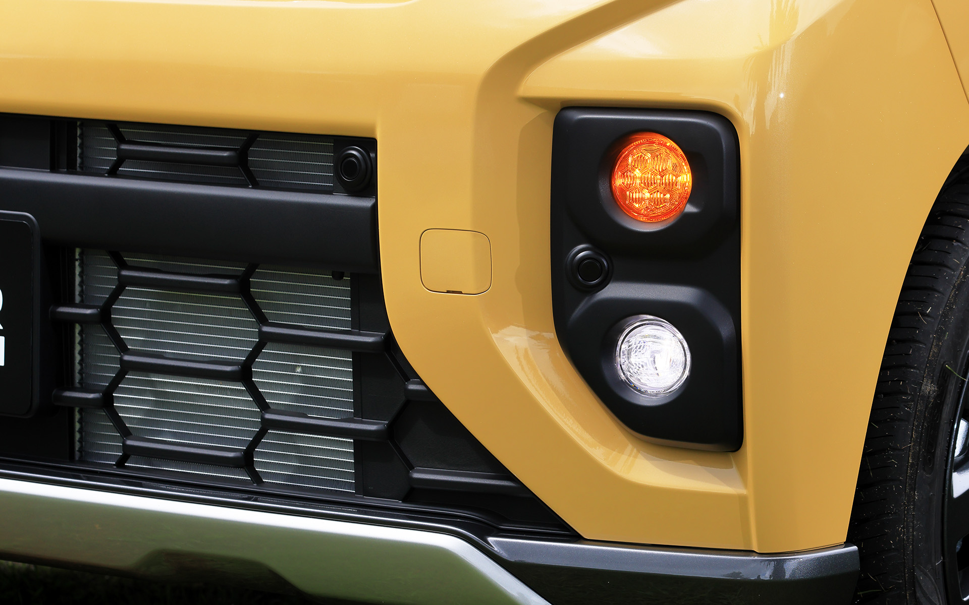 コーナー部にはターンランプ、フォグランプ、ソナーを一体化したベゼルを配置