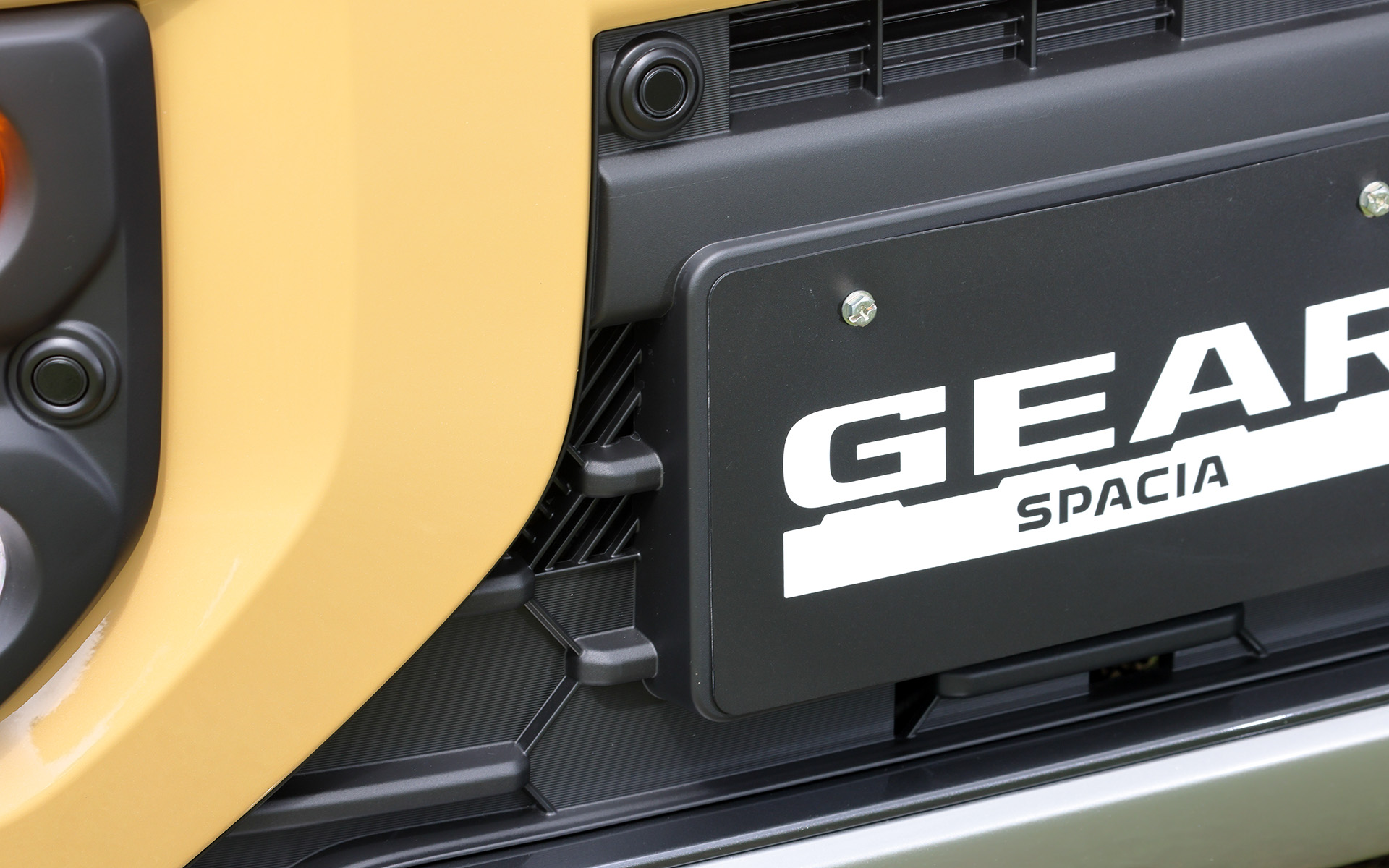 ナンバープレート右横には「ダズル迷彩」柄をさりげなく採用。ガジェット感にこだわったディテールとなっている