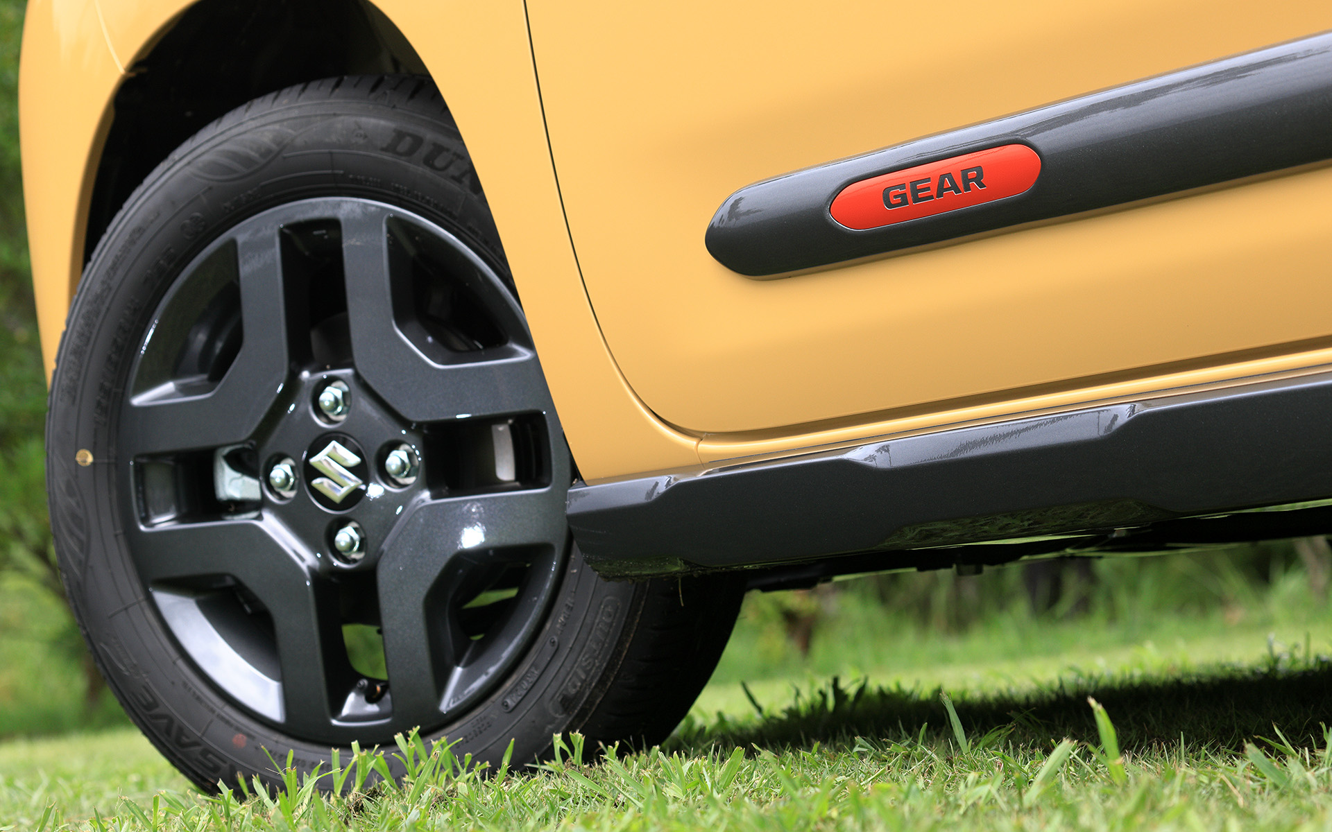 サイドドアガーニッシュにはワンポイントとしてキーカラーのオレンジ色を採用したロゴを配置