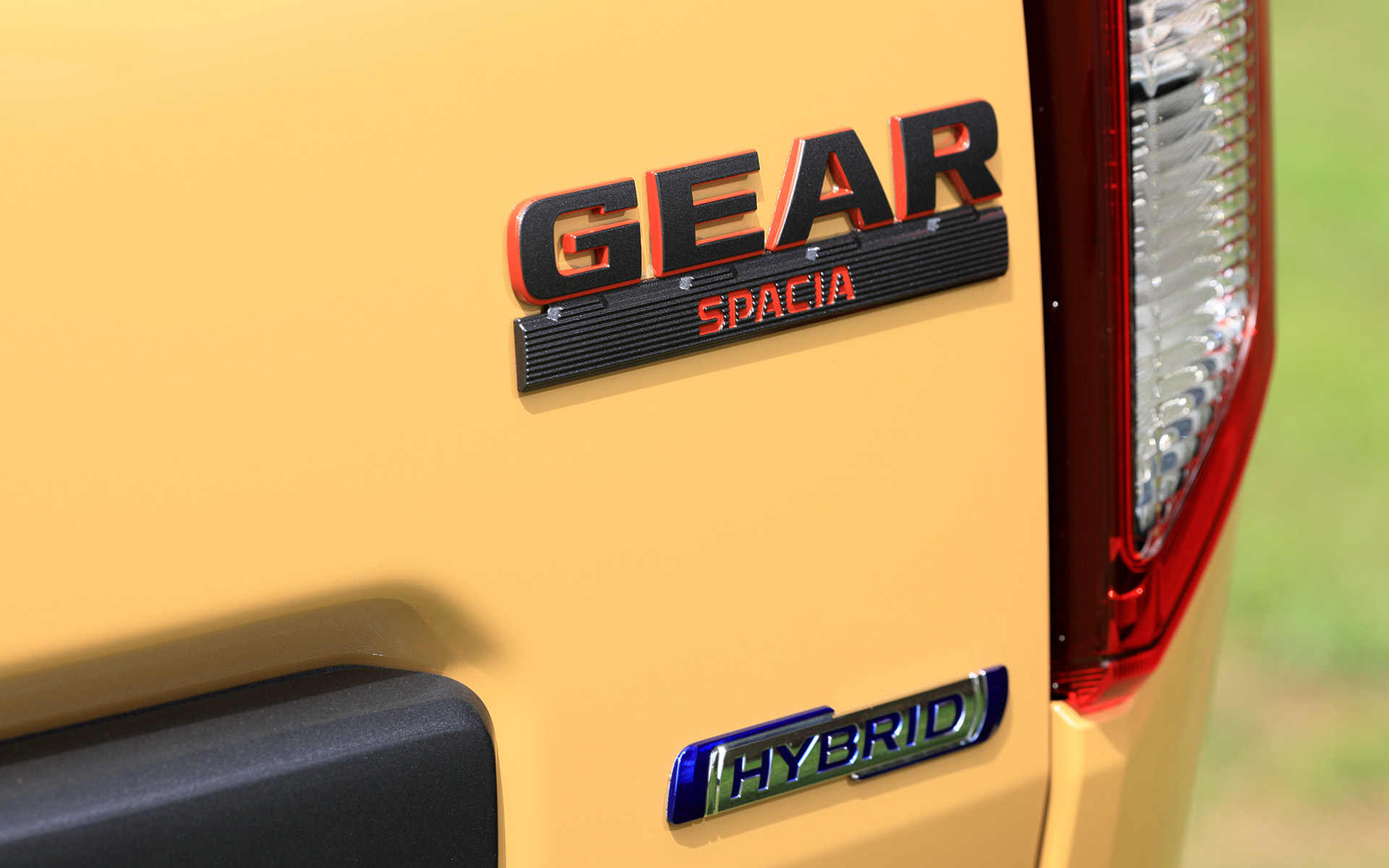 車名バッヂにもオレンジ色をアクセントに用いた。全てのボディカラーにこのバッヂが付く