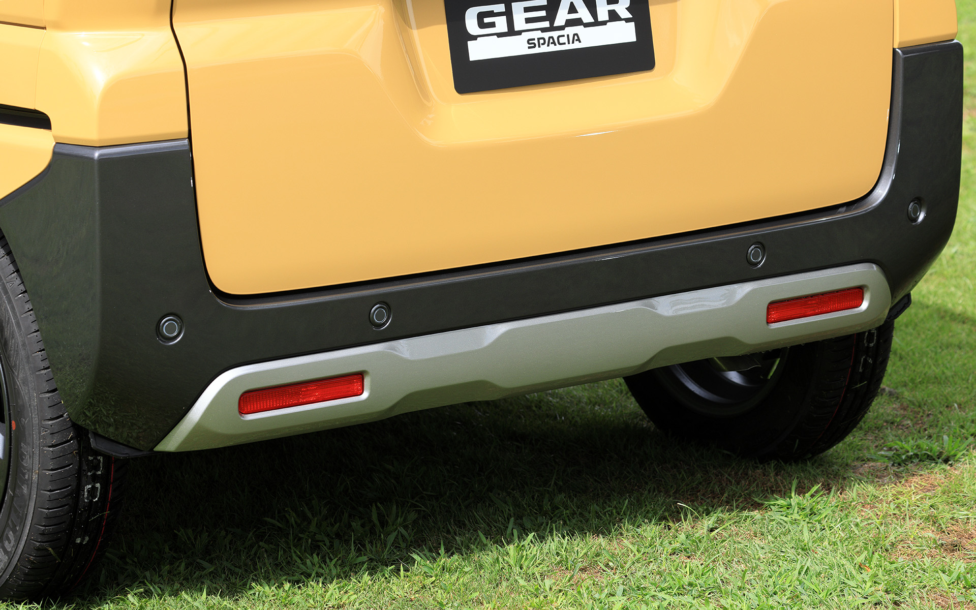 リアバンパーもスキッドプレートふうの造形