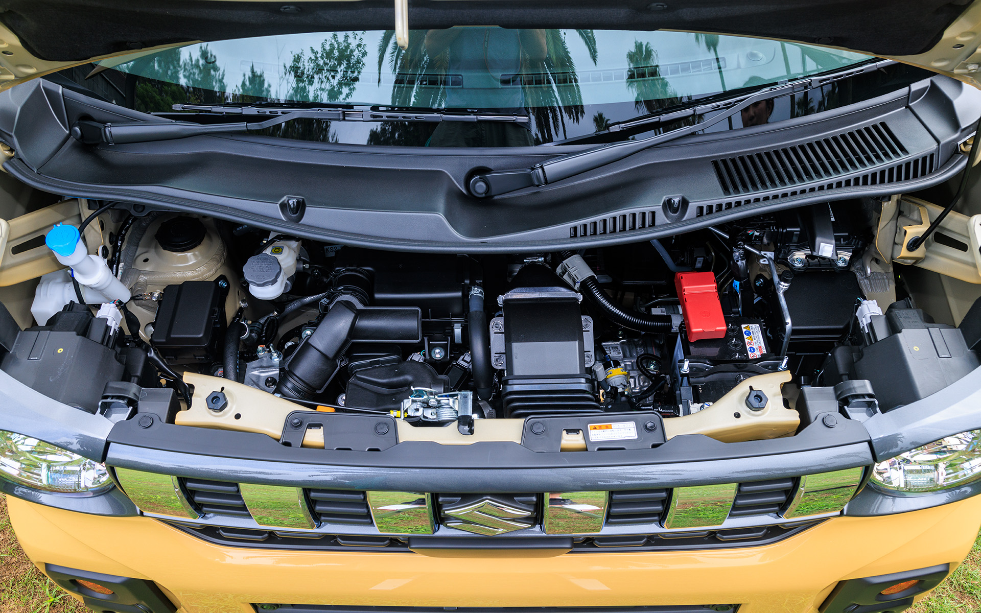 ターボエンジン車には直列3気筒DOHC 0.66リッターの「R06A」型エンジンを搭載。最高出力47kW（64PS）/6000rpm、最大トルク98Nm（10.0kgm）/3000rpmを発生