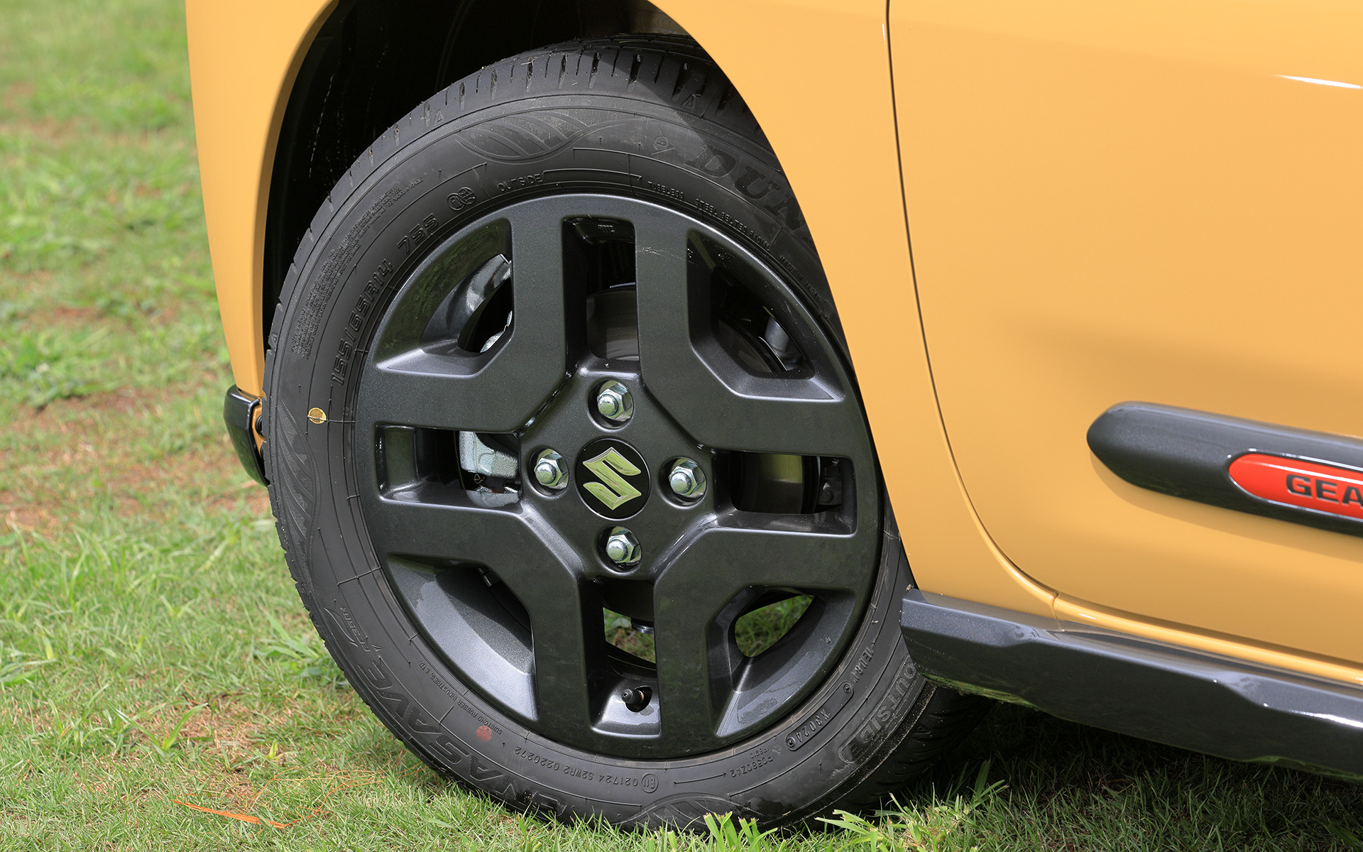 全車155/65R14タイヤと14インチアルミホイールの組み合わせ。撮影車両は低燃費と静粛性能を両立したダンロップ「エナセーブ EC350＋」を装着