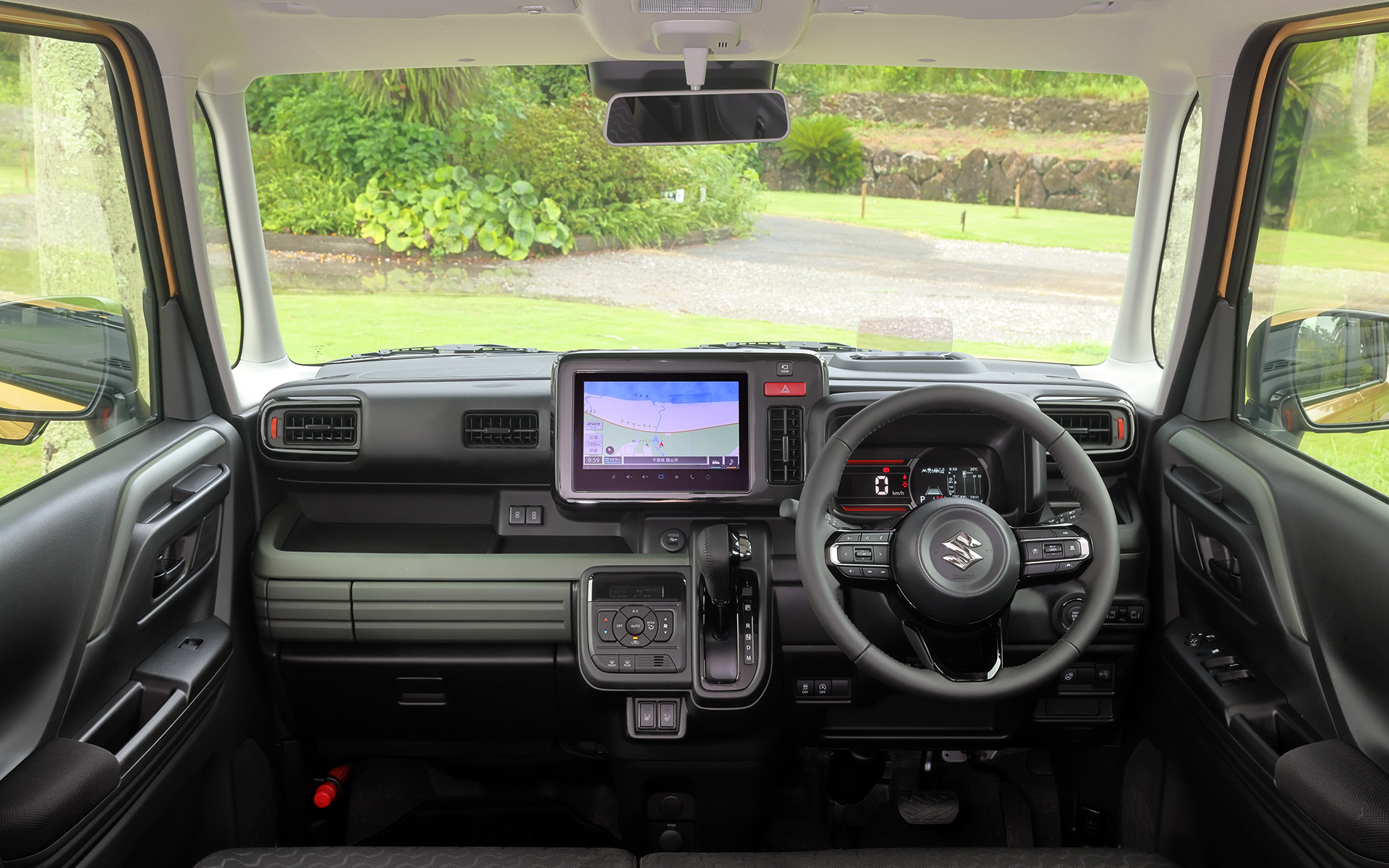 スペーシアと同じく大容量コンテナをモチーフとしたインパネまわり。ダークグリーンのパネルやオレンジのワンポイントでアウトドア感を演出。オーディオは6スピーカーを備えるオーディオレス仕様が標準