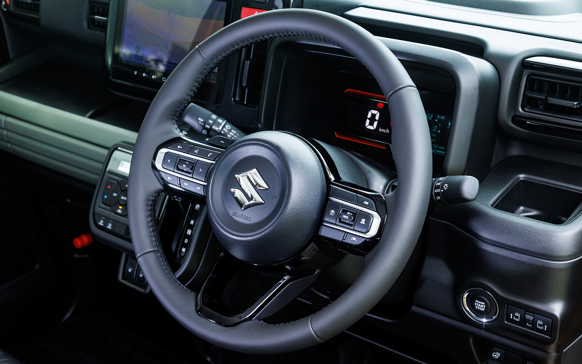 本革巻ステアリングは全車標準。ターボエンジン車はパドルシフトも装備