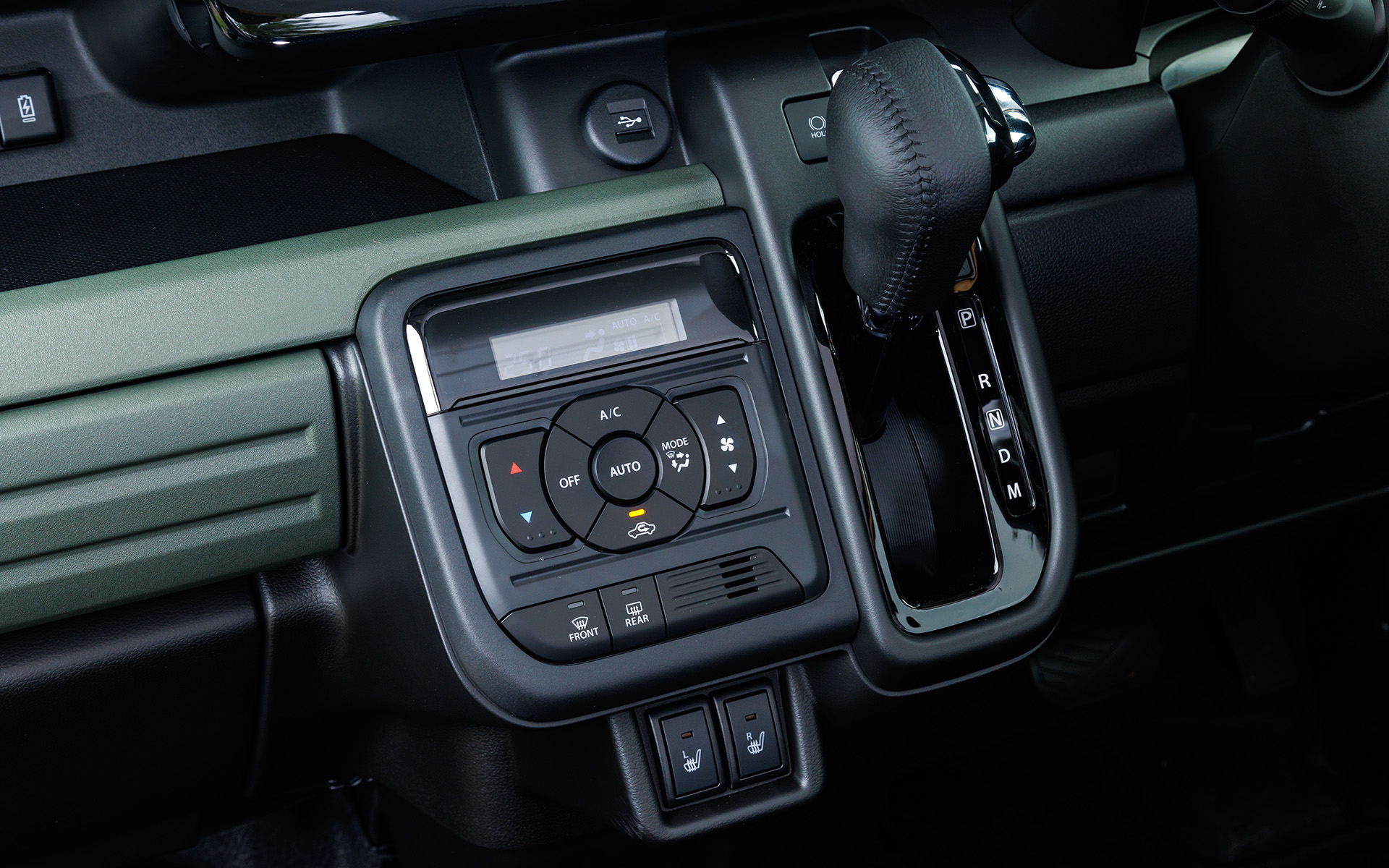 ターボエンジン車はシフトノブも本革巻になる。フルオートエアコンは全車標準装備