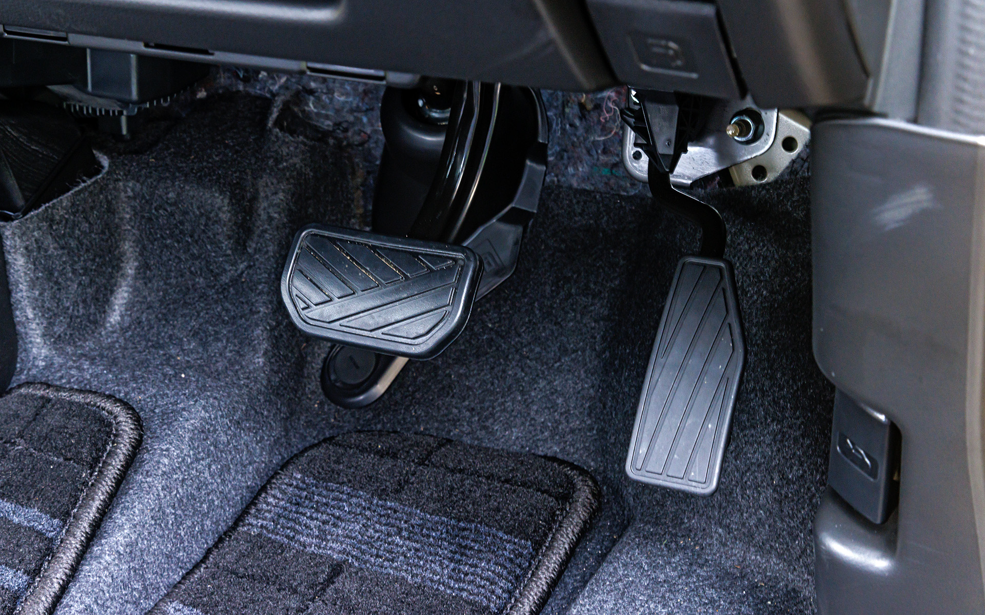 ペダルまわり。電動パーキングブレーキを採用するためスッキリ