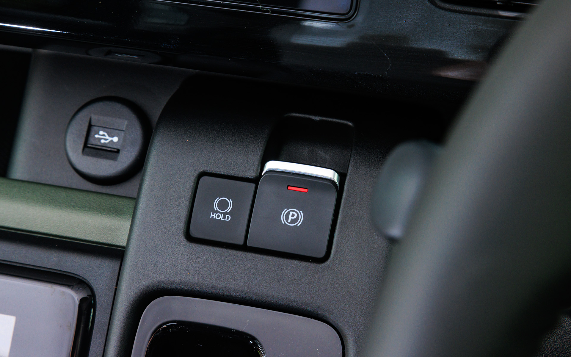 シフト上部に電動パーキングブレーキのスイッチを配置