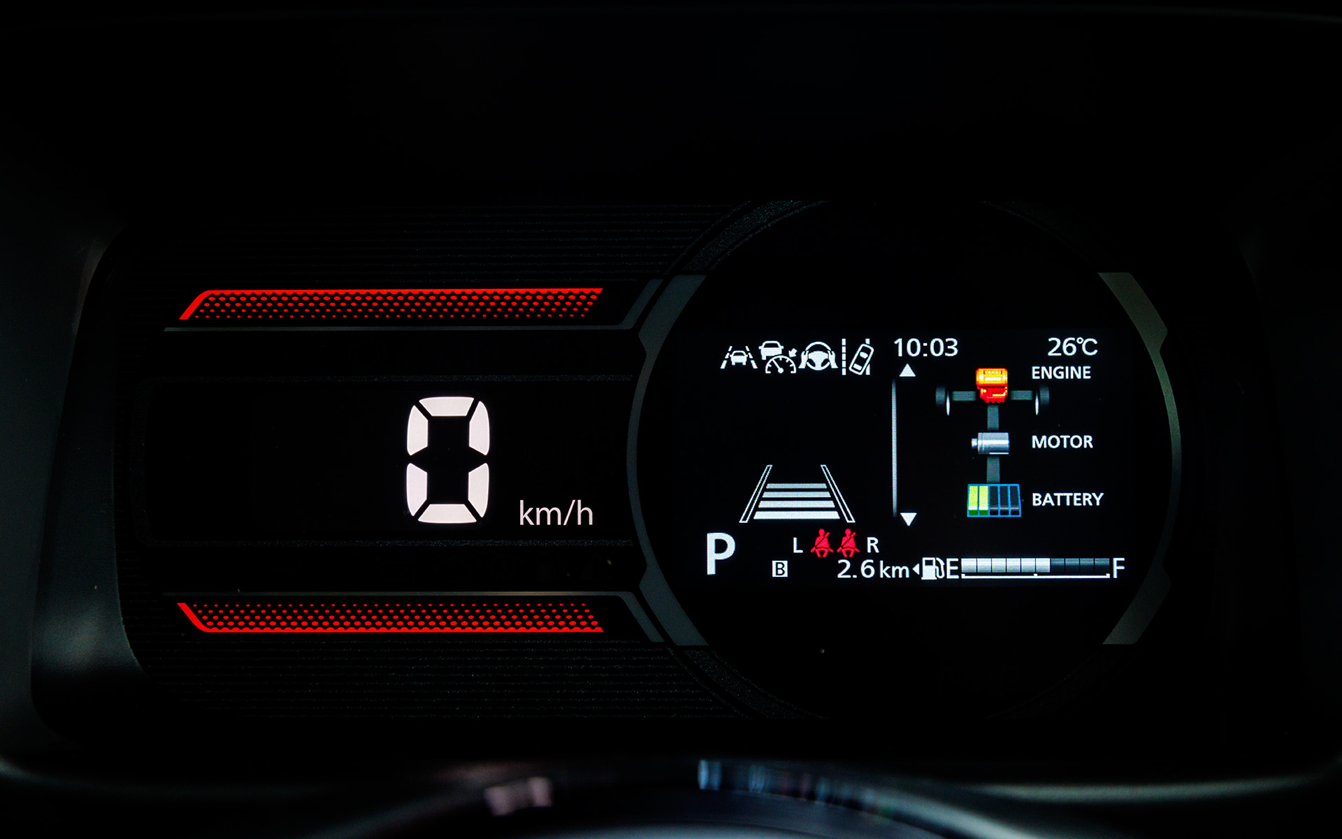 表示内容は他のスペーシアと同様ながらリングふうの意匠やオレンジの差し色で差別化