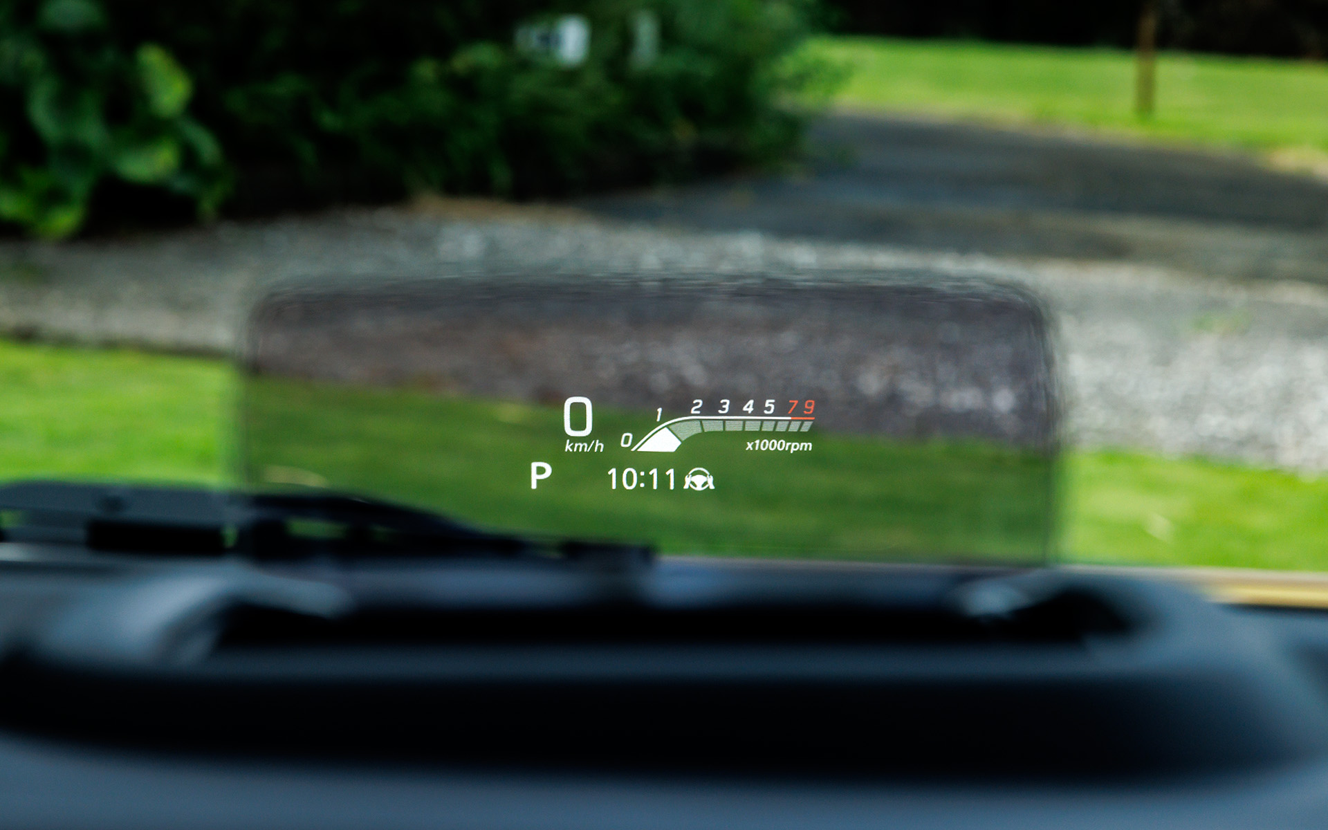 カラー表示のヘッドアップディスプレイも全車標準