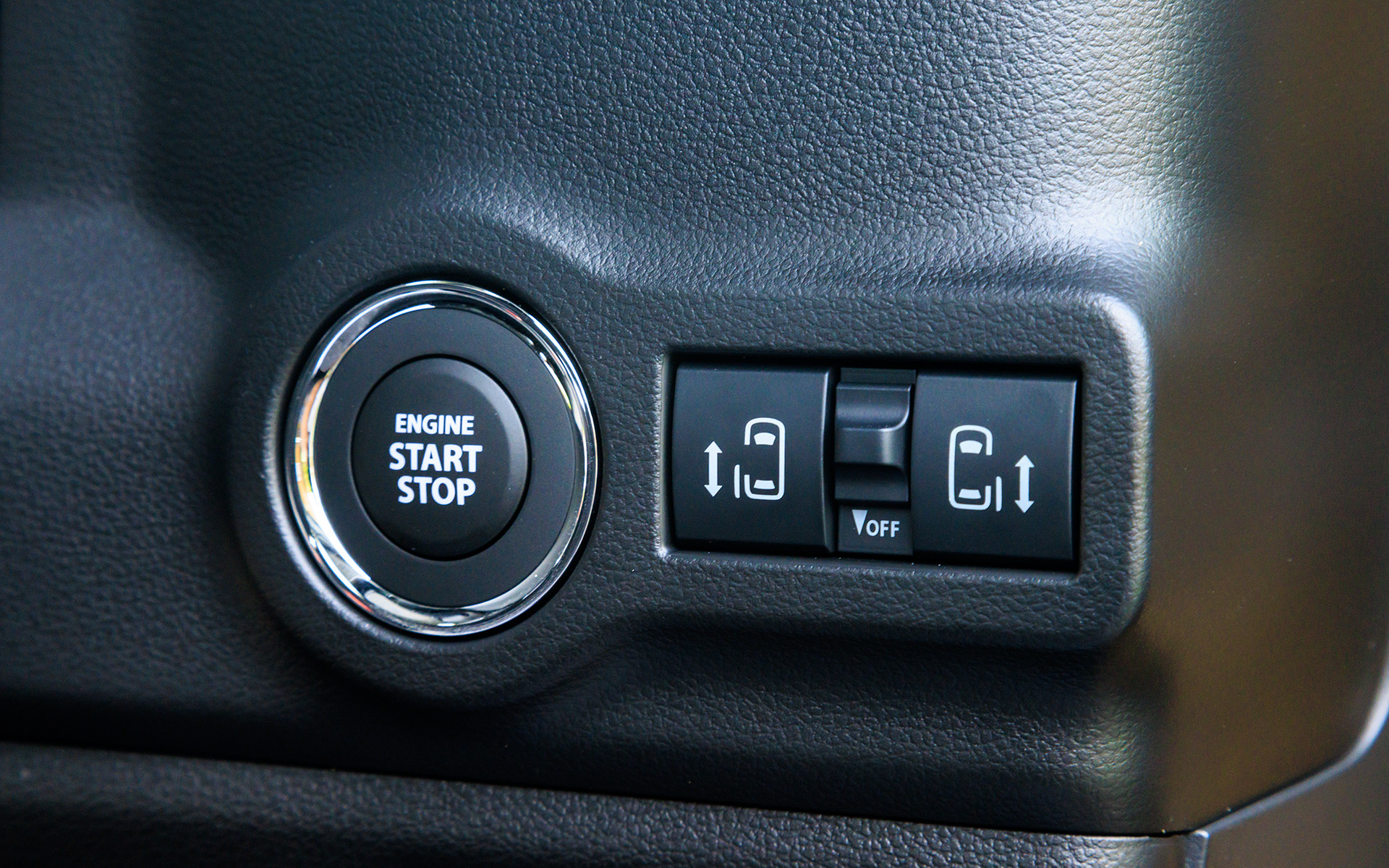 エンジンスイッチ横にスライドドアのスイッチ。全車両側パワースライドドアが標準